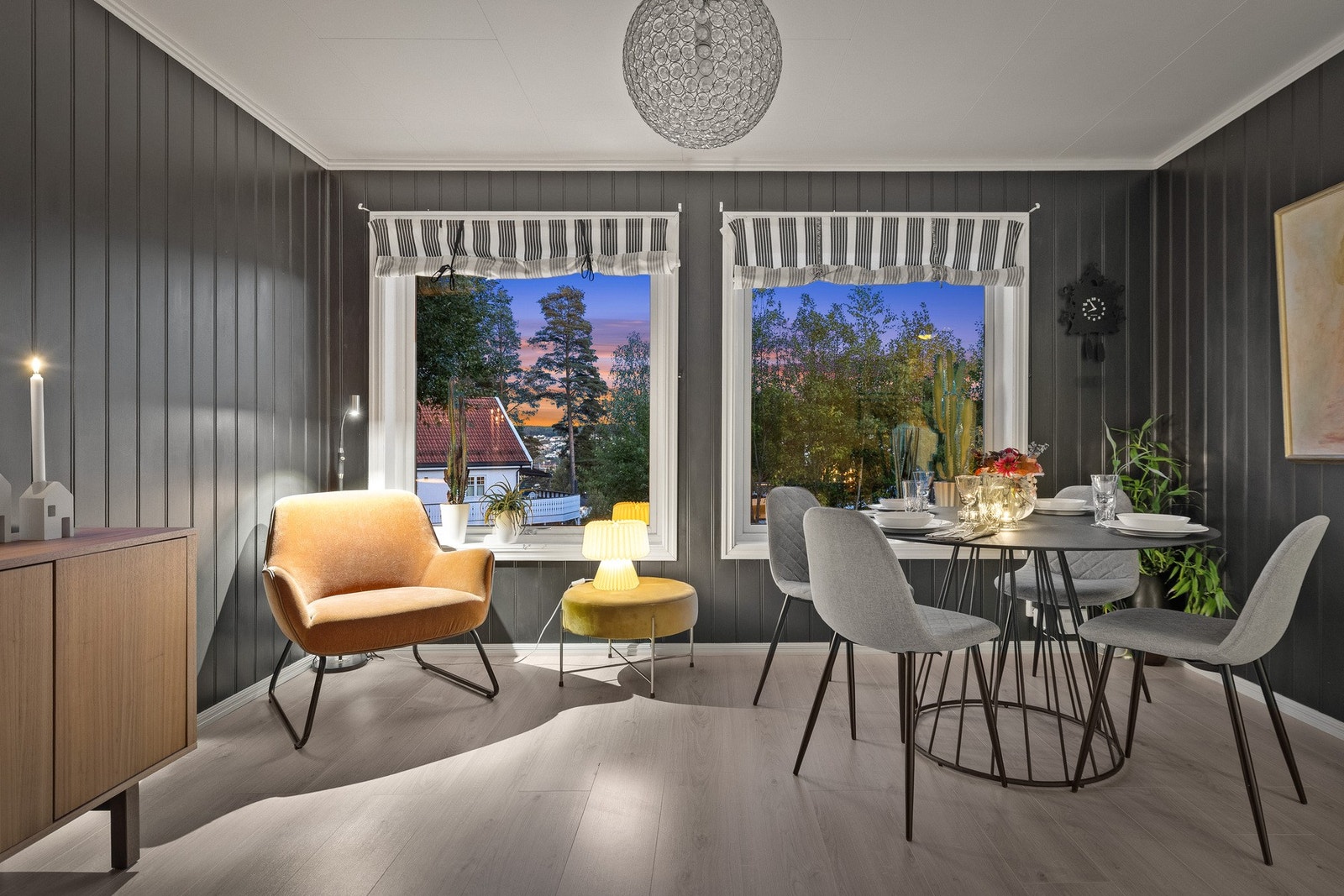 Her har du god plass til en spisegruppe hvor du kan samle familie og venner til god mat og gode samtaler. Galleribilde