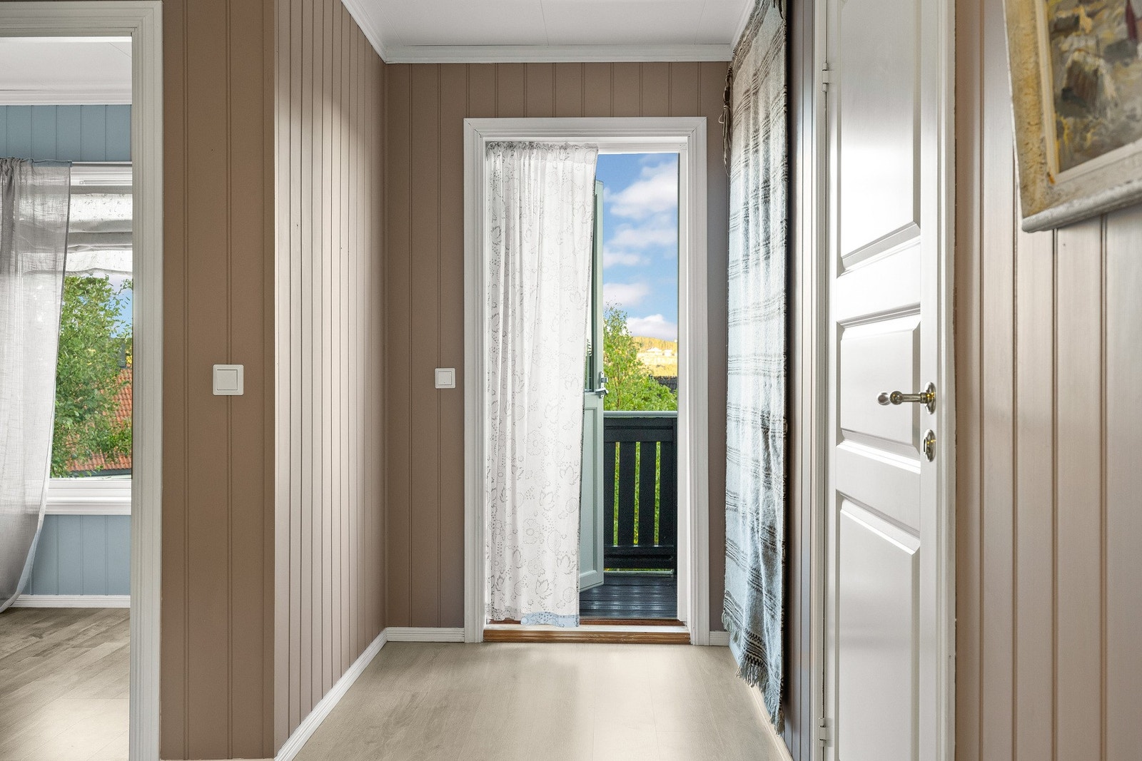 Fra gangen i 2. etasje har du adkomst til balkongen. Galleribilde