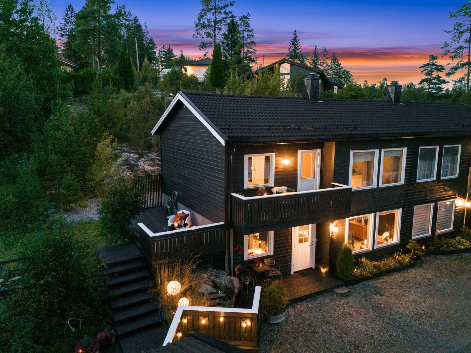 Uteområdet er bygget opp i flere nivåer med flere sitteplasser og møbleringsmuligheter. Galleribilde