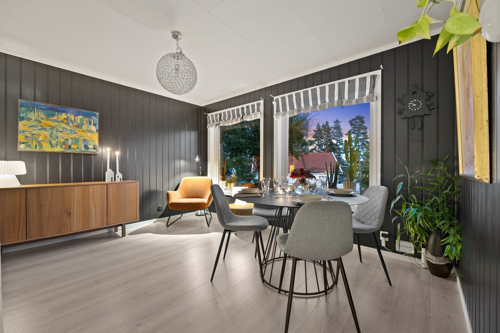 De store vindusflatene sørger for rikelig med lysinnslipp og gjennomlysning i rommet. Galleribilde