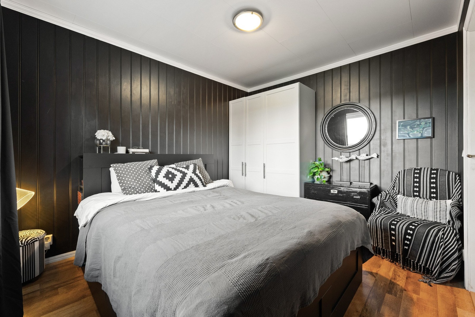 Rommet har godt med lysinnslipp og god plass til en stor dobbeltseng og er innredet med en dobbel garderobe. Galleribilde