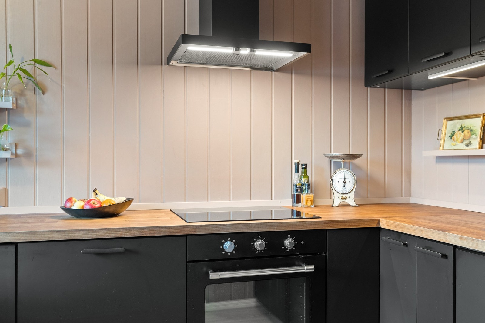 Her får du integrert komfyr med nedfelt induksjonstopp og integrert mikrobølgeovn i overskap. Galleribilde