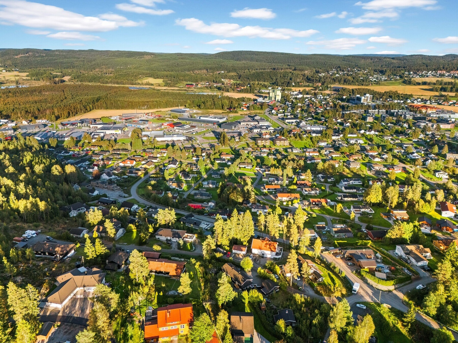 Boligen ligger i et godt etablert boligområde bestående av enebolig og mindre småhusbebyggelse. Galleribilde