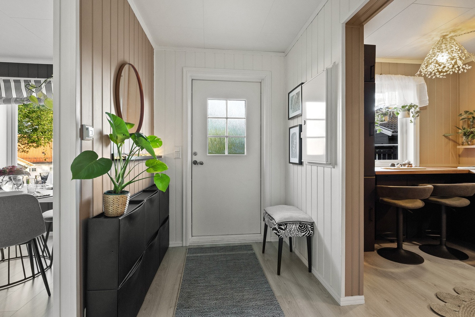 Entréen er lysmalt med en kontrastvegg i delikat jordtone og har laminatgulv. Galleribilde