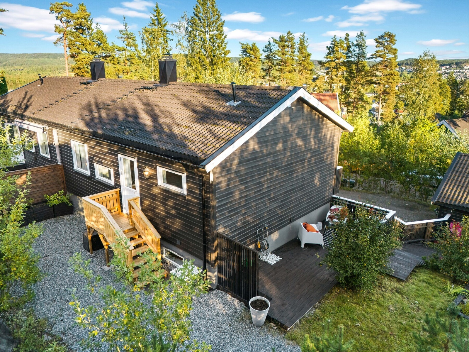 På baksiden av huset er det bygget en trapp for enkel adkomst til uteområdet. Galleribilde