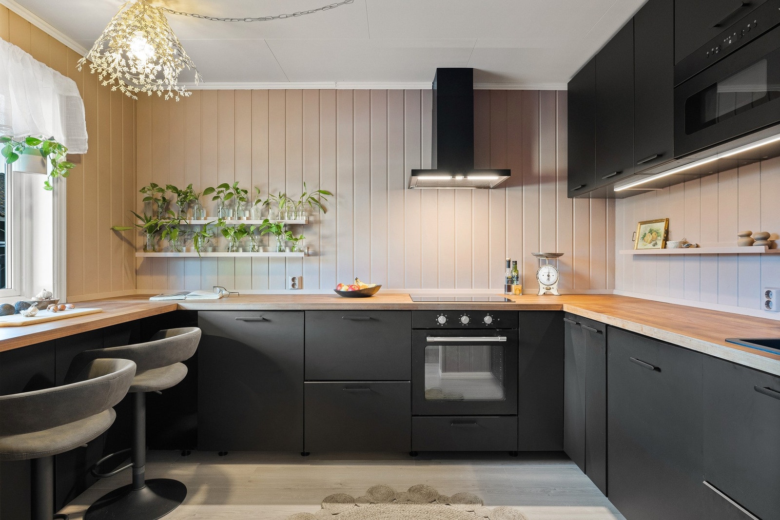 Kjøkkenet er utstyrt med nedfelt oppvaskkum av kompositt med ett-greps armatur, integrert kjøleskap med frysedel og integrert oppvaskmaskin. Galleribilde