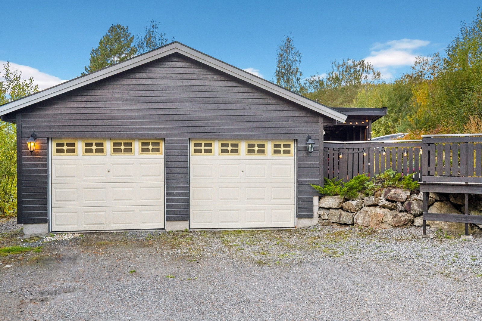 Boligen deler garasje med naboen, og det er derfor en parkering inne og godt med parkering ute. Galleribilde