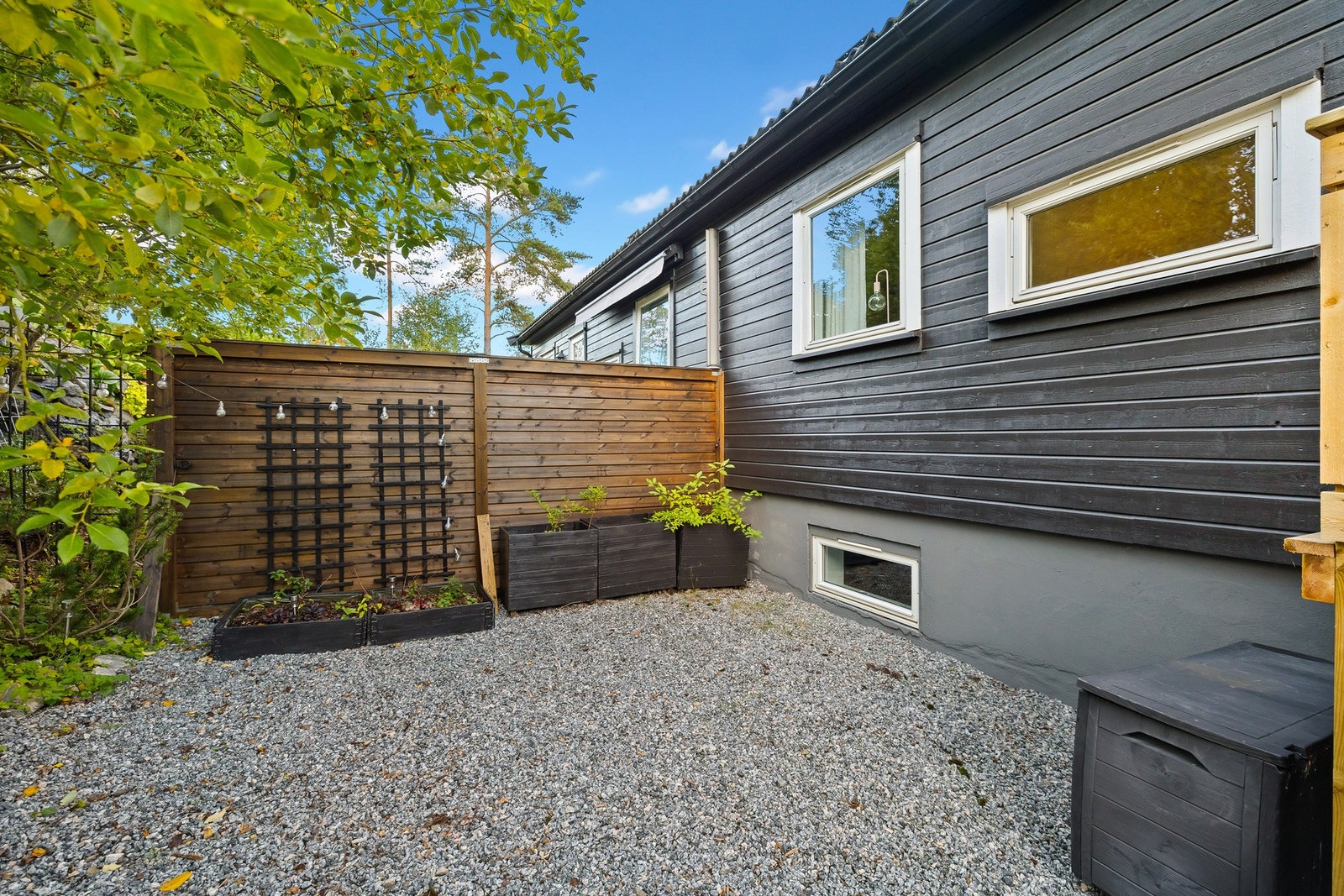 Her er det god plass for dyrking av både grønnsaker og blomster. Galleribilde
