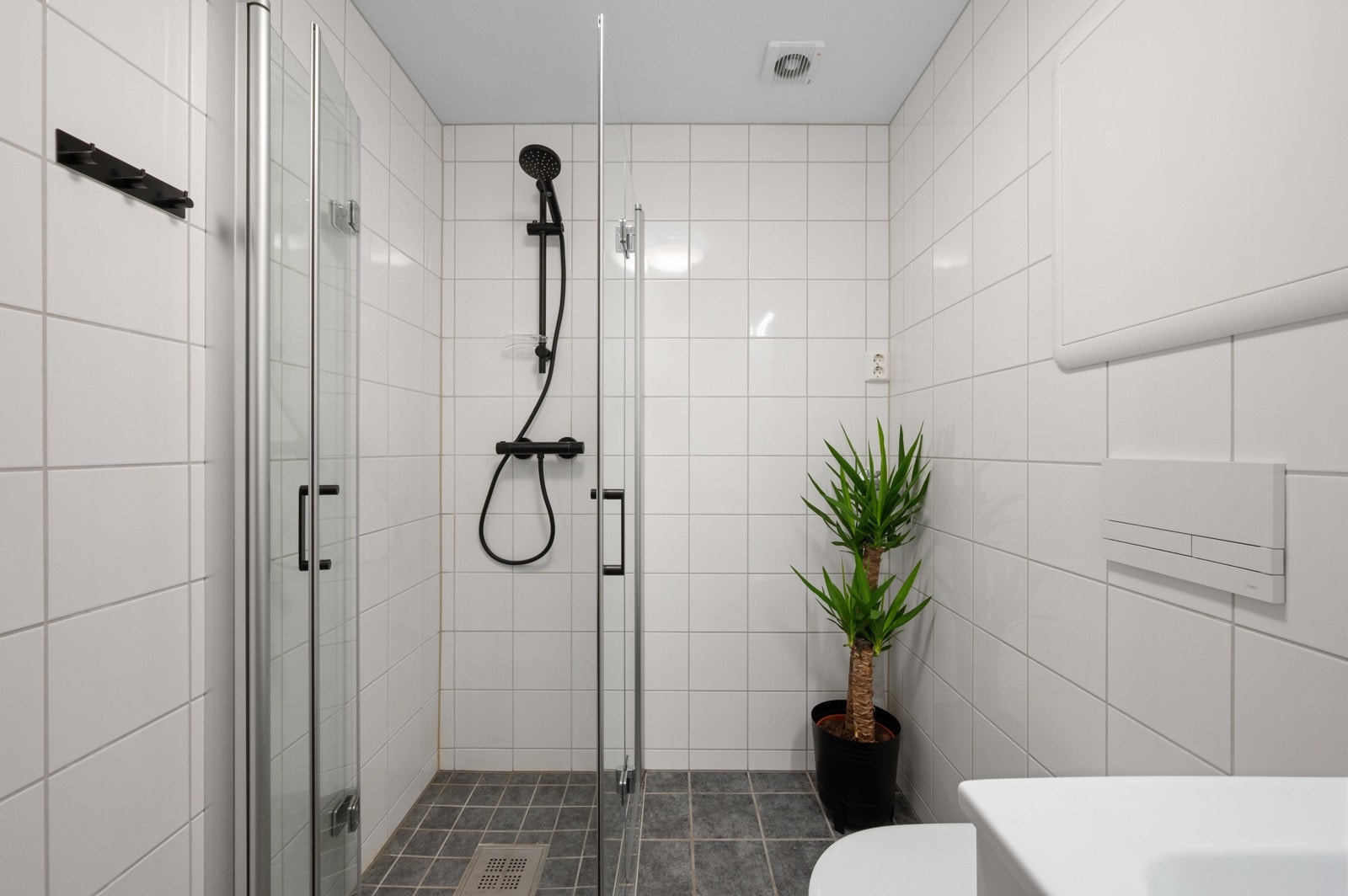 Badet har opplegg for vaskemaskin og varme i gulv Galleribilde