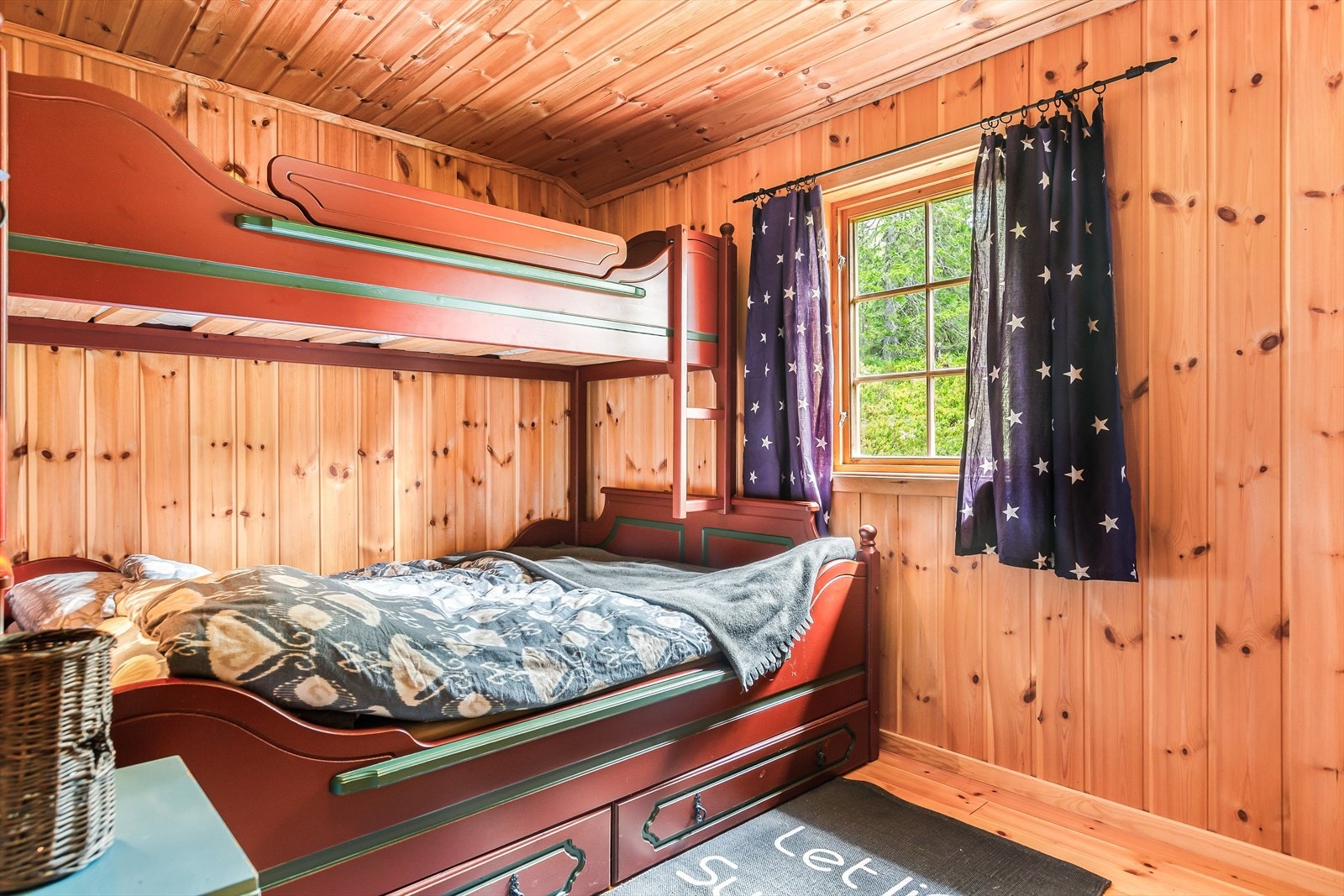 I hytta er det hele fire soverom, så her er det god plass til både store og små. På tre av soverommene er det dobbeltsenger, men det på det fjerde soverommet er malt familiekøye med oppbevaringsskuffer i sokkel. Galleribilde