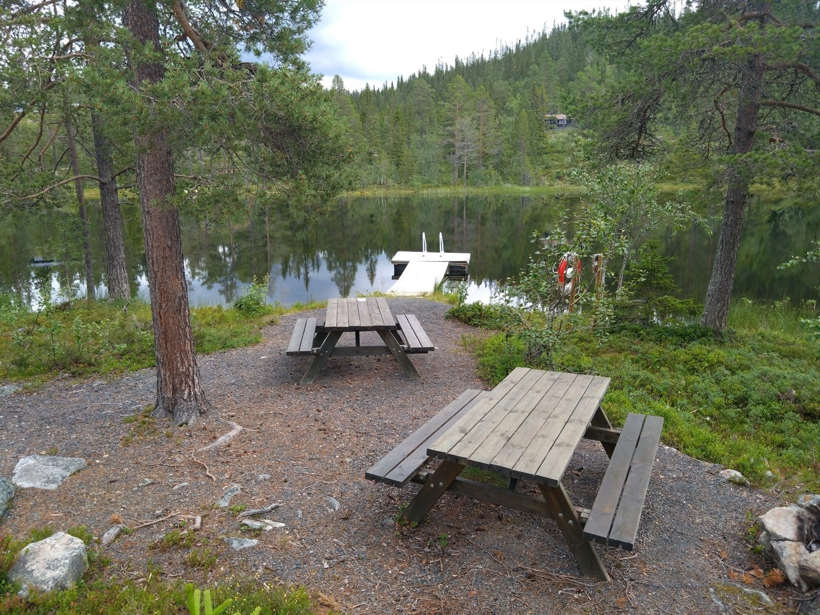 Området byr på fine turmuligheter, og øverst i Bamserudfeltet er det en hyggelig, felles badeplass. Galleribilde