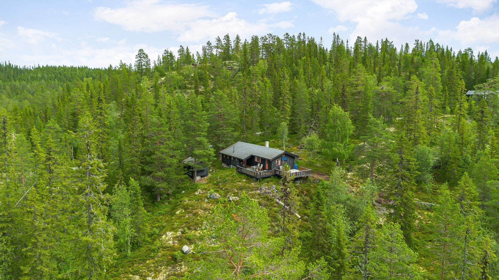 Hytta har belysning fra solcelleanlegg. Etna Nett opplyser at det ikke er påkoblingsmuligheter for strøm i området. Galleribilde