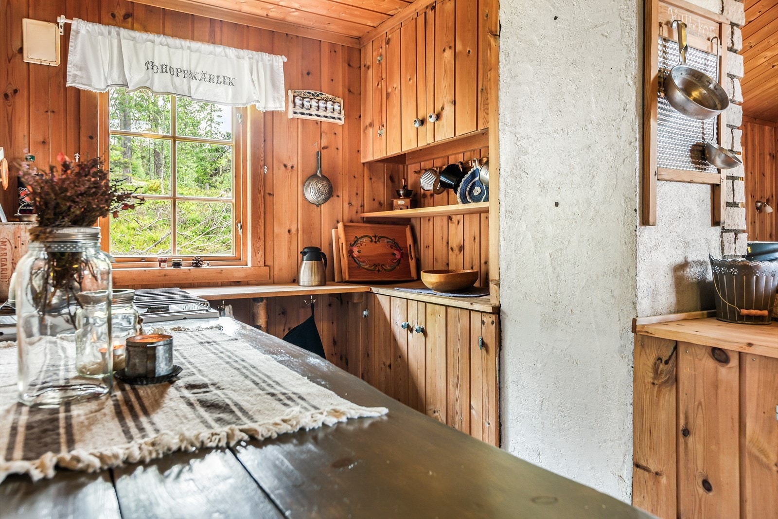 Det er montert utslagsvask av rustfritt stål med avløp for gråvann til terreng. Frittstående gasskomfyr og gasskjøleskap. Galleribilde