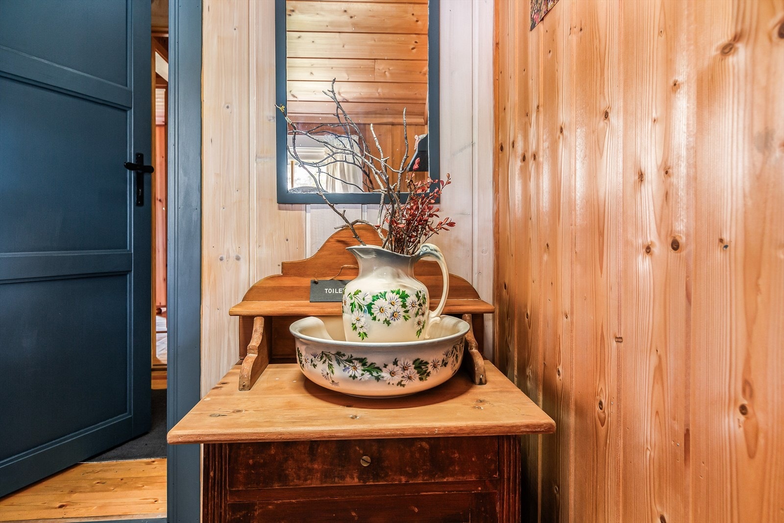 I tilknytning til terrassene er det overbygd inngangsparti inn til vindfang og gang med garderobeplass. Galleribilde