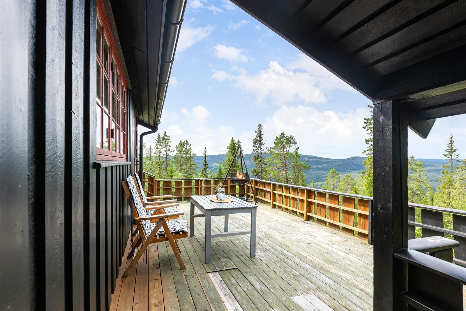 Hytta ligger på en stor naturtomt og fra de to terrassene kan en nyte vid utsikt bla. til Flaggfjell og Tonsåsen. Galleribilde