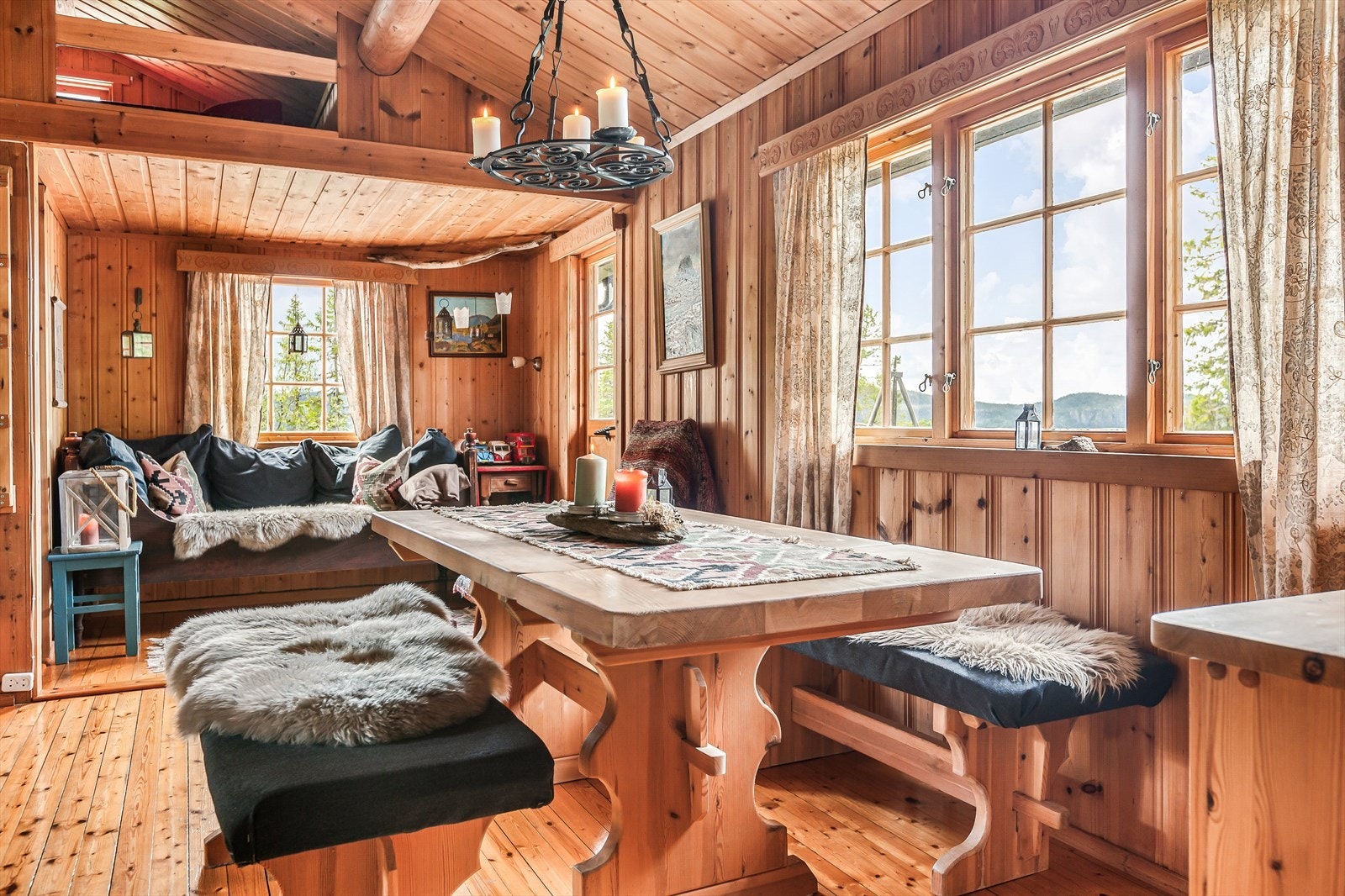 I stua er det god plass til sofa- og spisegruppe m.m. Galleribilde