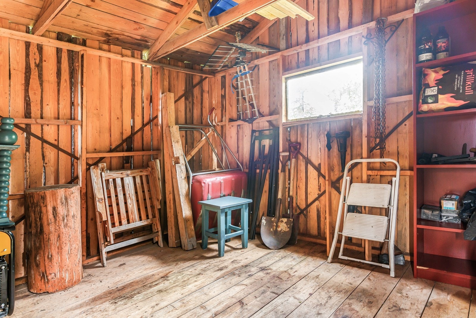 Uthuset har noe vedlikeholdsetterslep utvendig. Galleribilde