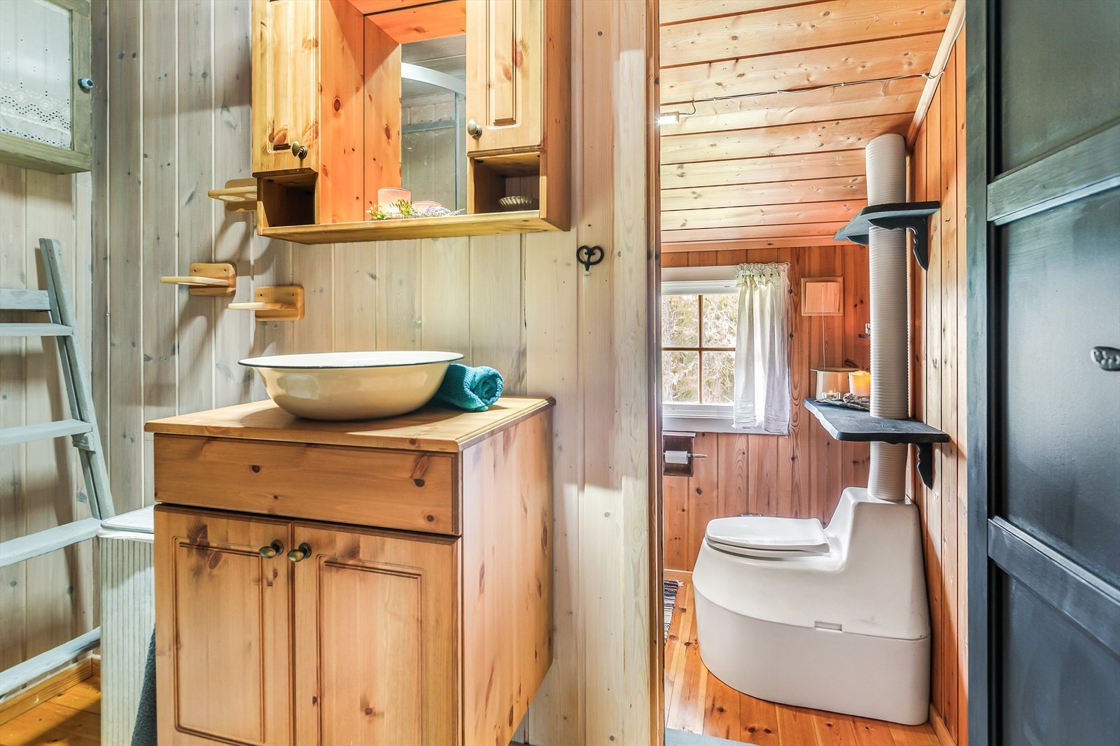 Det er videre adkomst til toalettrom. Begge rom har gulv av heltre furu, vegger og himlinger er kledd med trepanel. Galleribilde