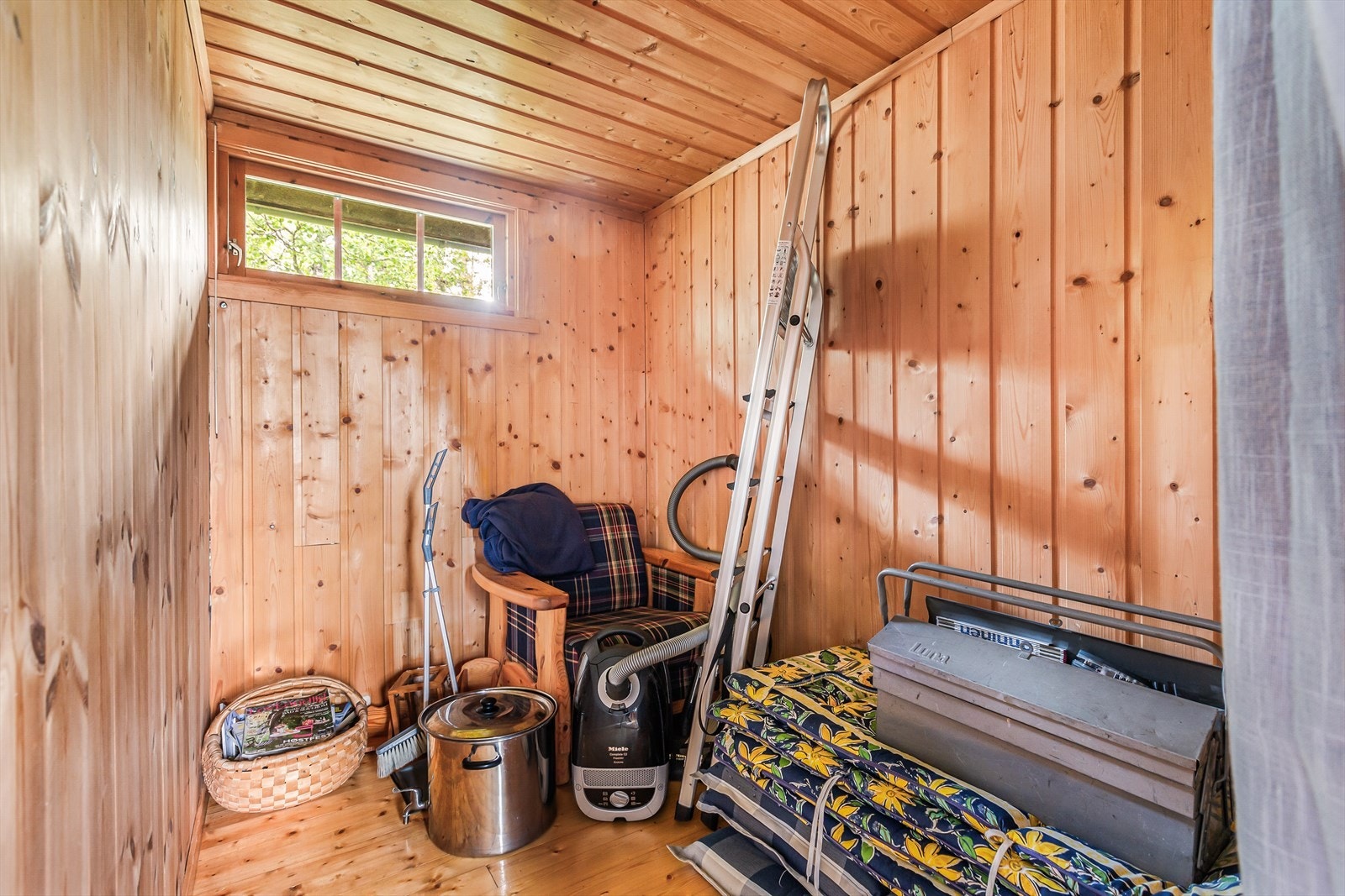 Hytta har også bod med god lagringsplass. Galleribilde