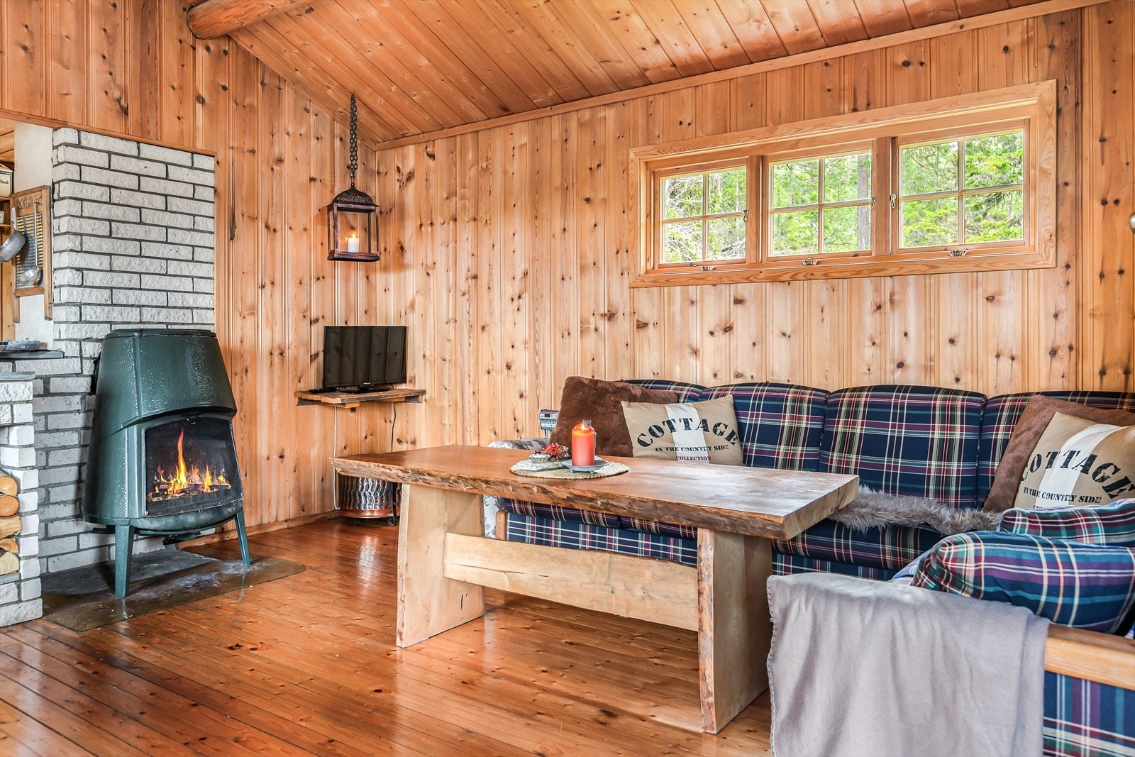 En eldre Jøtul peisovn har gitt god varme til hytta, men bør nå skiftes ut ifølge selger. Galleribilde