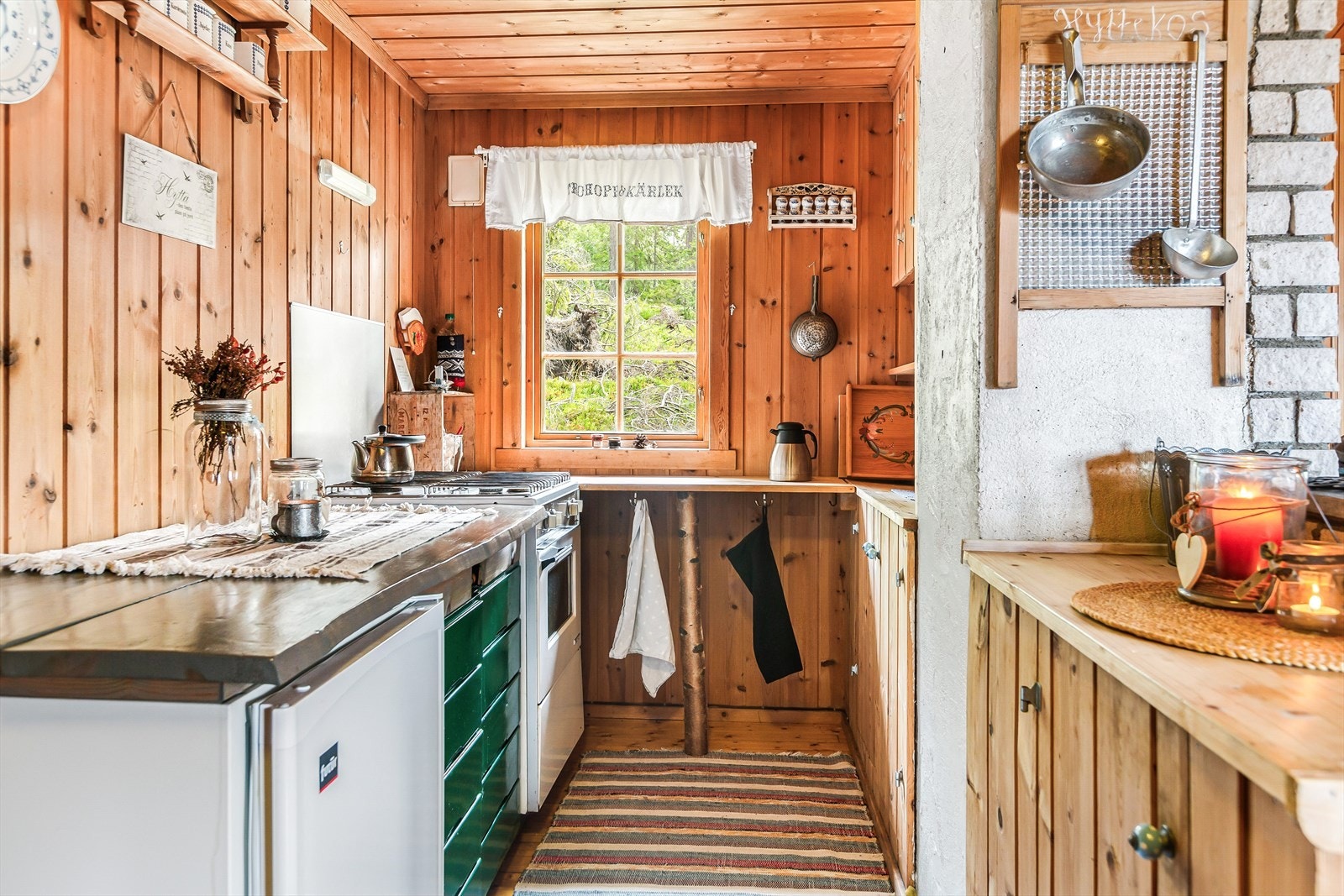 På kjøkkenet er det plassbygd innredning med fronter og benkeplater av trebord/limte trelameller, samt frittstående skuffeseksjoner. Galleribilde