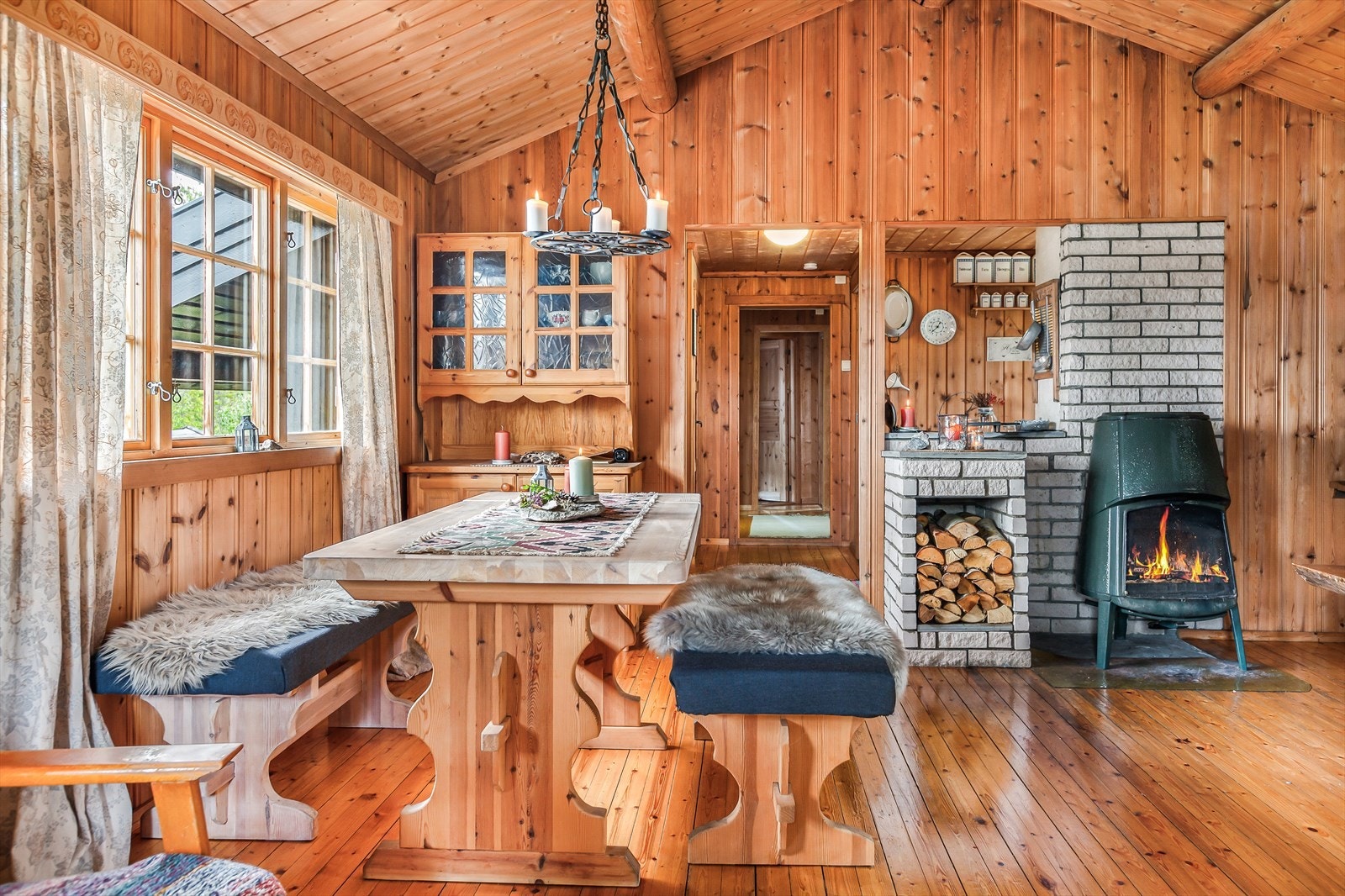 Inne i hytta er det lyst og trivelig med delvis åpen løsning mellom kjøkken og stue. Galleribilde