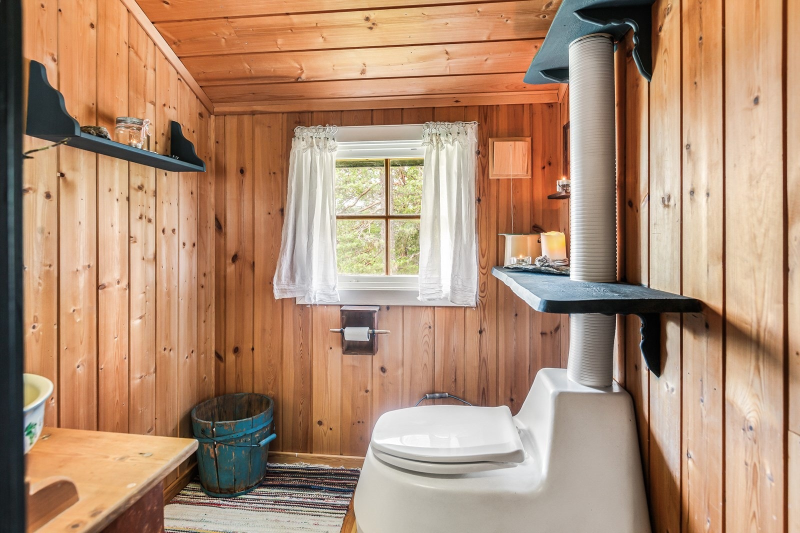 I toalettrom er det montert biodo med kammer. Galleribilde