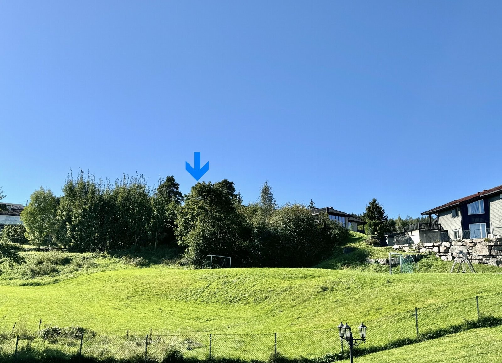 Tomten ligger på en fin høyde overfor friområdet Galleribilde