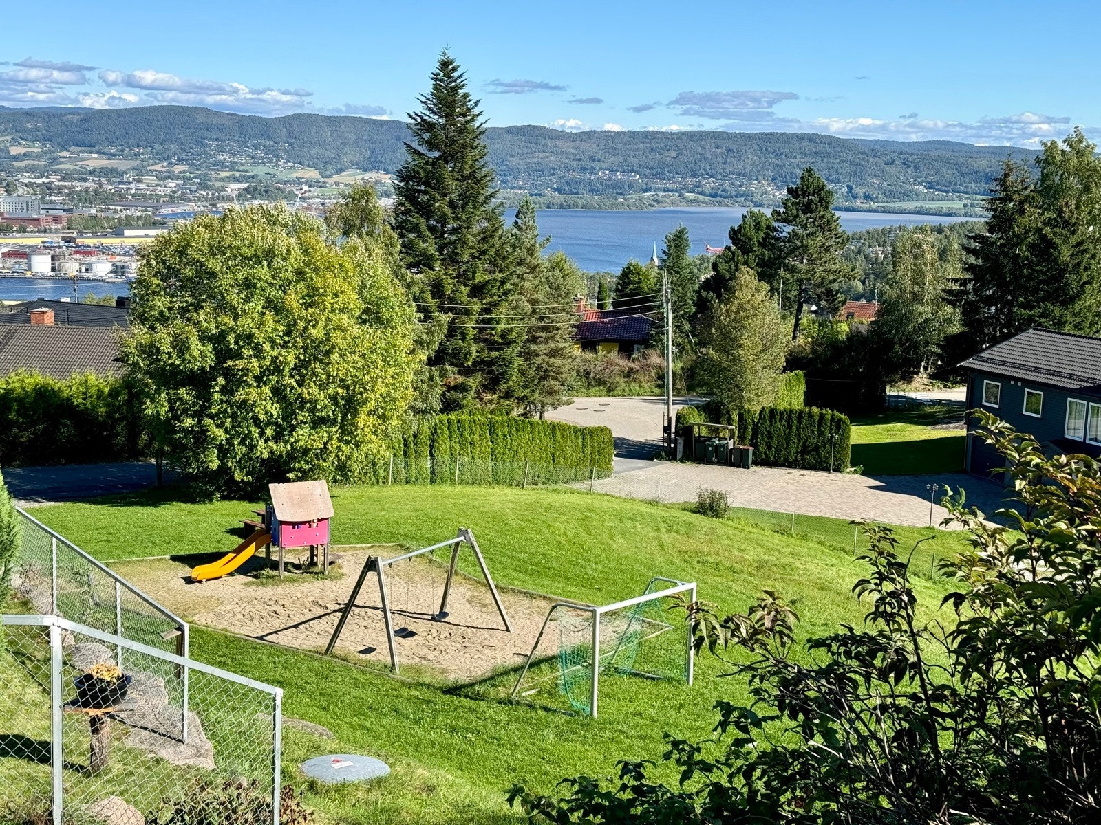 Friområdet har lekeplass og ballbane Galleribilde