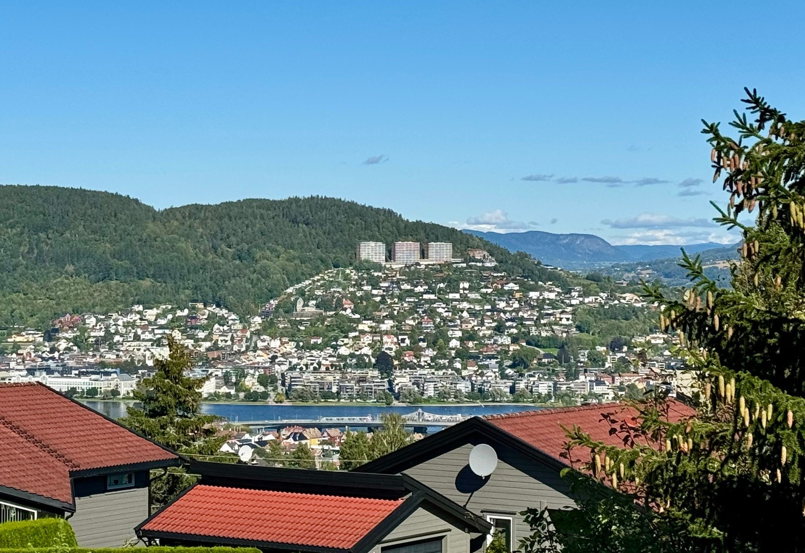 Fra tomten er det flott utsikt mot byen og innseilingen til Drammen Galleribilde