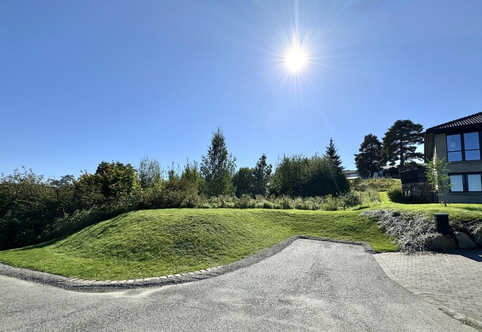 Innerst blindvei - bildet viser avkjøringen til selve tomten (se også situasjonskart) felles avkjøring / innkjøring med nabotomten, Høgda 13 Galleribilde