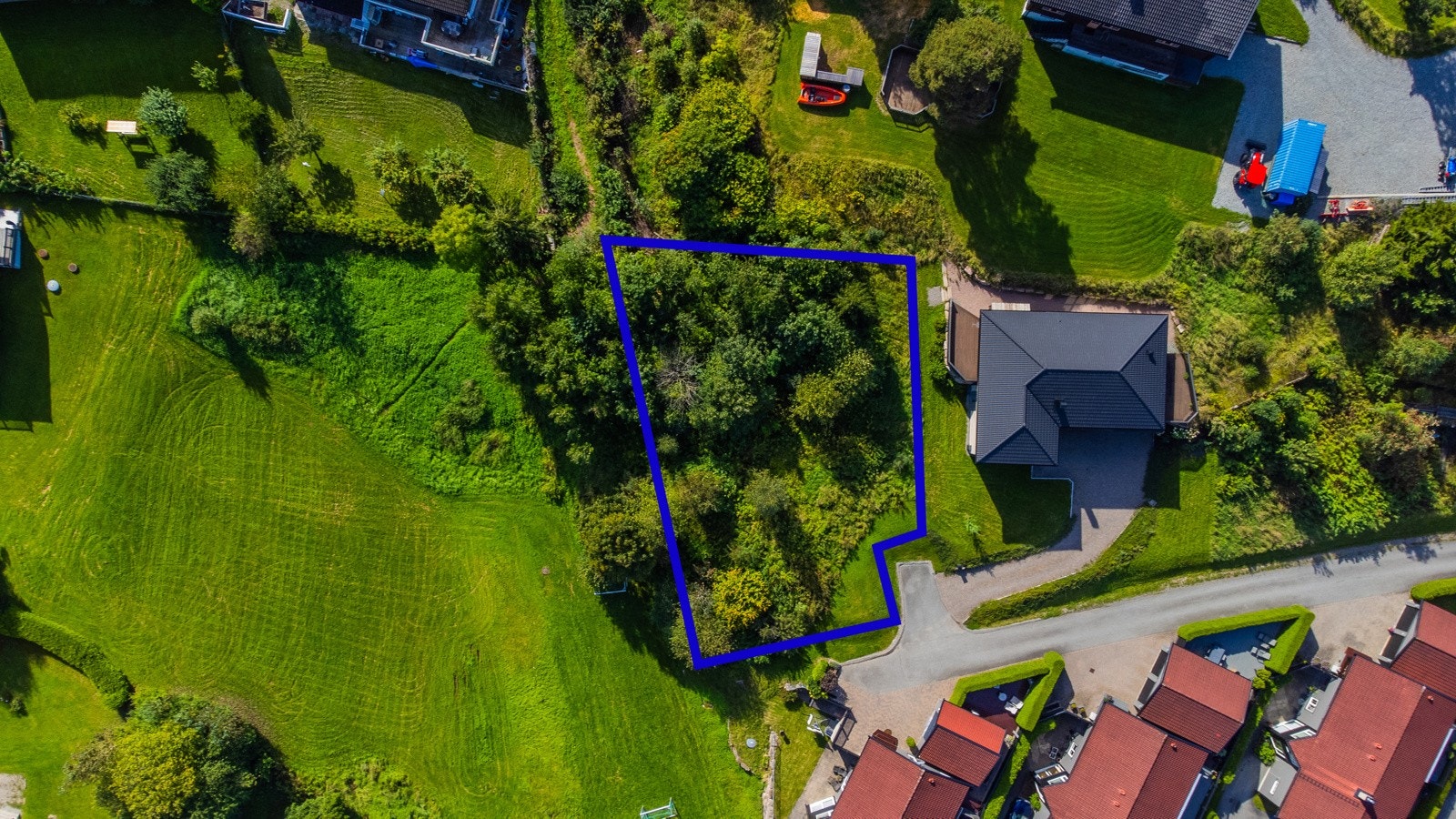 Skrånende eiertomt i etablert attraktivt boligstrøk | vei, vann og avløp ligger klart Galleribilde