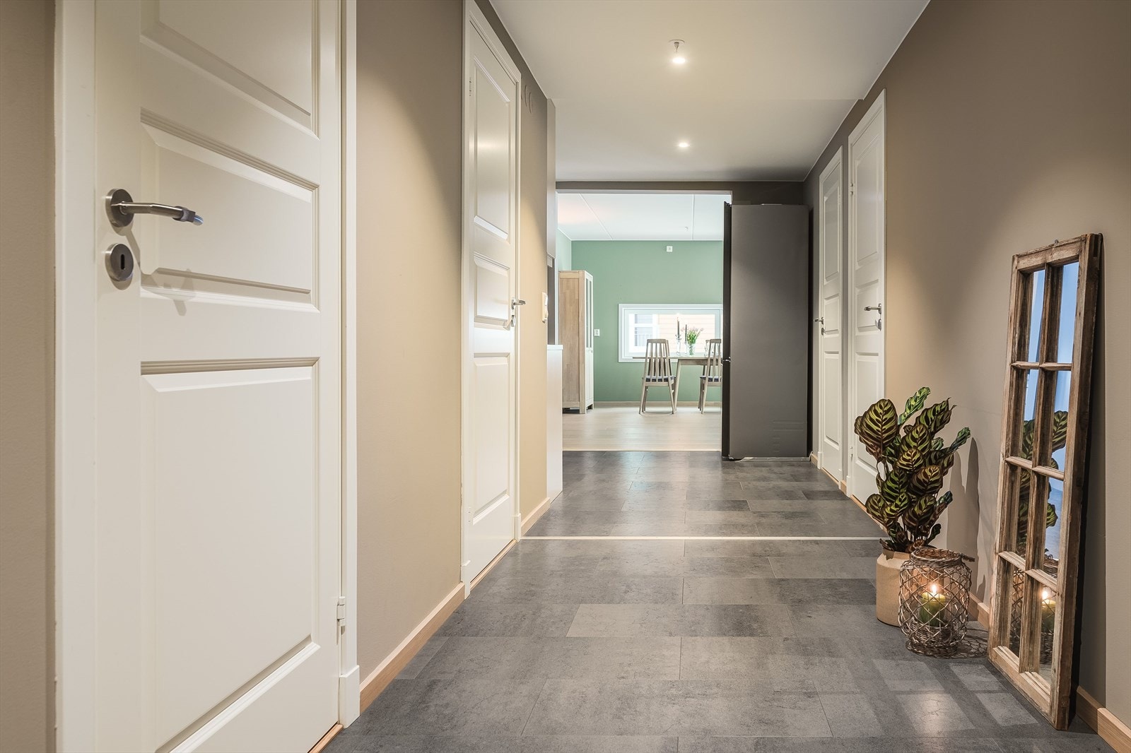 En stor og moderne 4-roms leilighet i høy 1.etasje med åpen balkong. Galleribilde