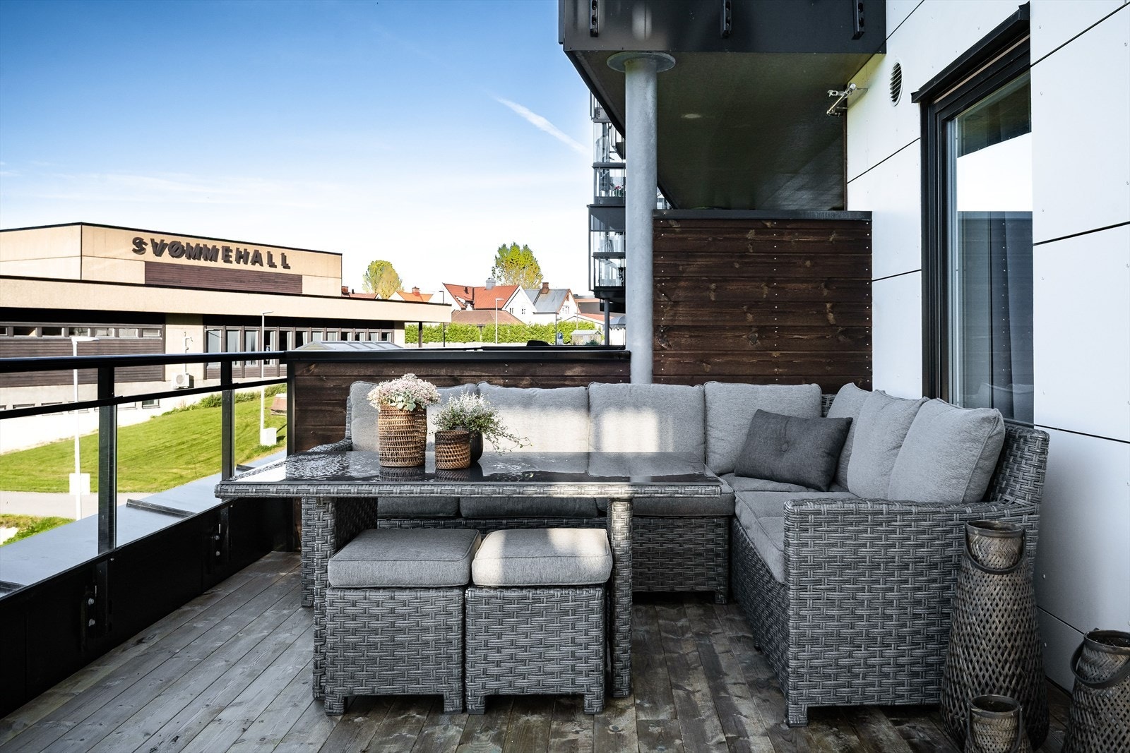 Terrassen har levegg mot nabo og utsyn mot Restvoldjordet. Galleribilde