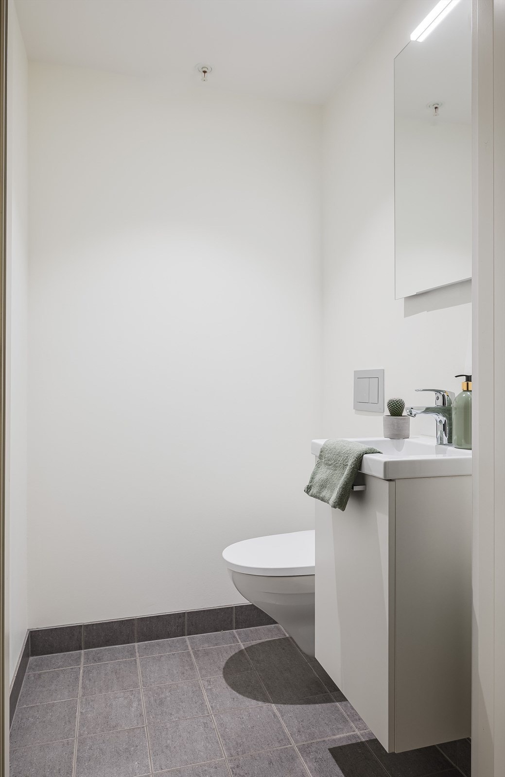 Separat toalettrom innredet med toalett og servant på innredning. Galleribilde