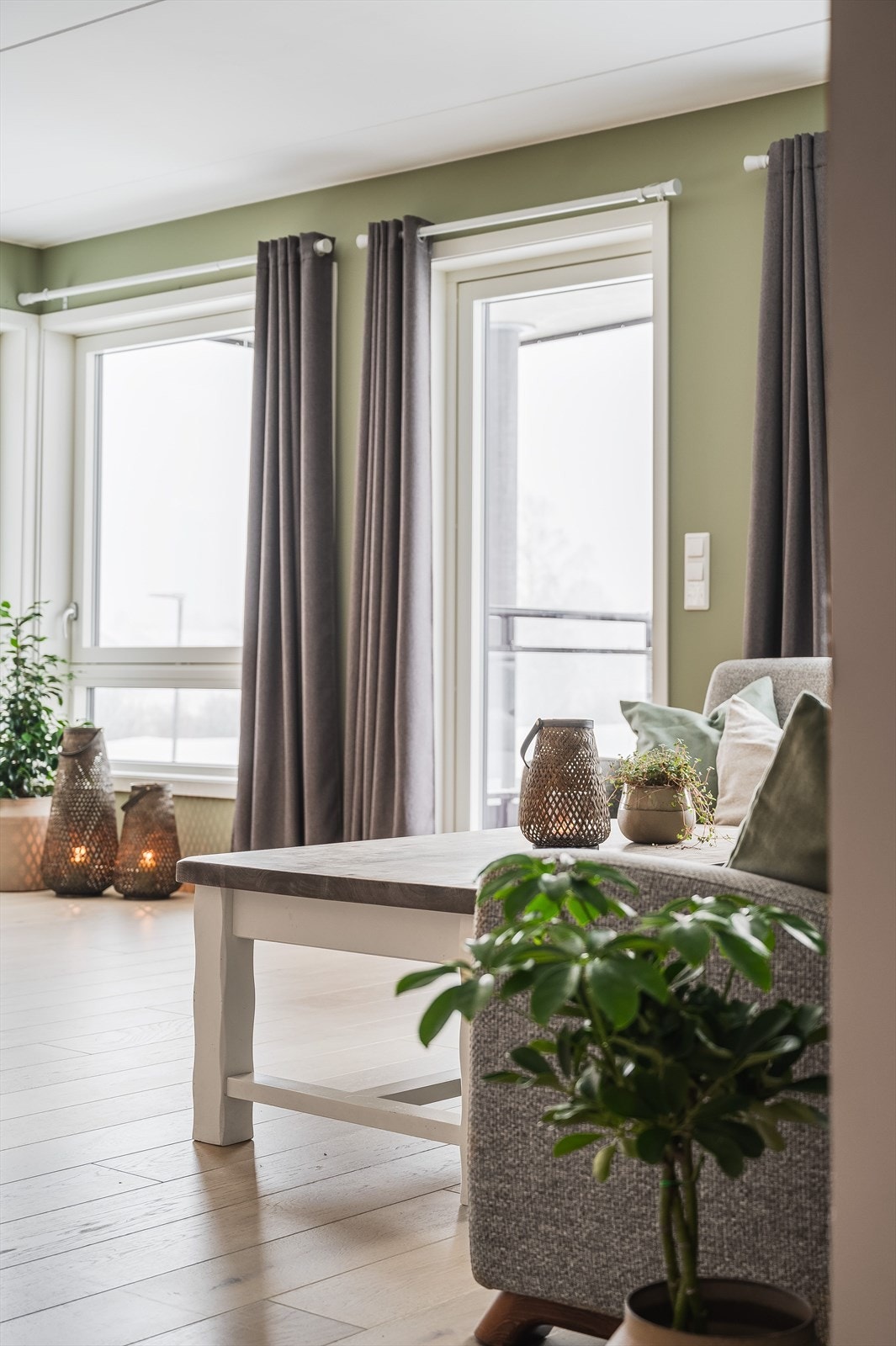 Fra stuen er det adkomst ut til åpen og solrik balkong. Galleribilde