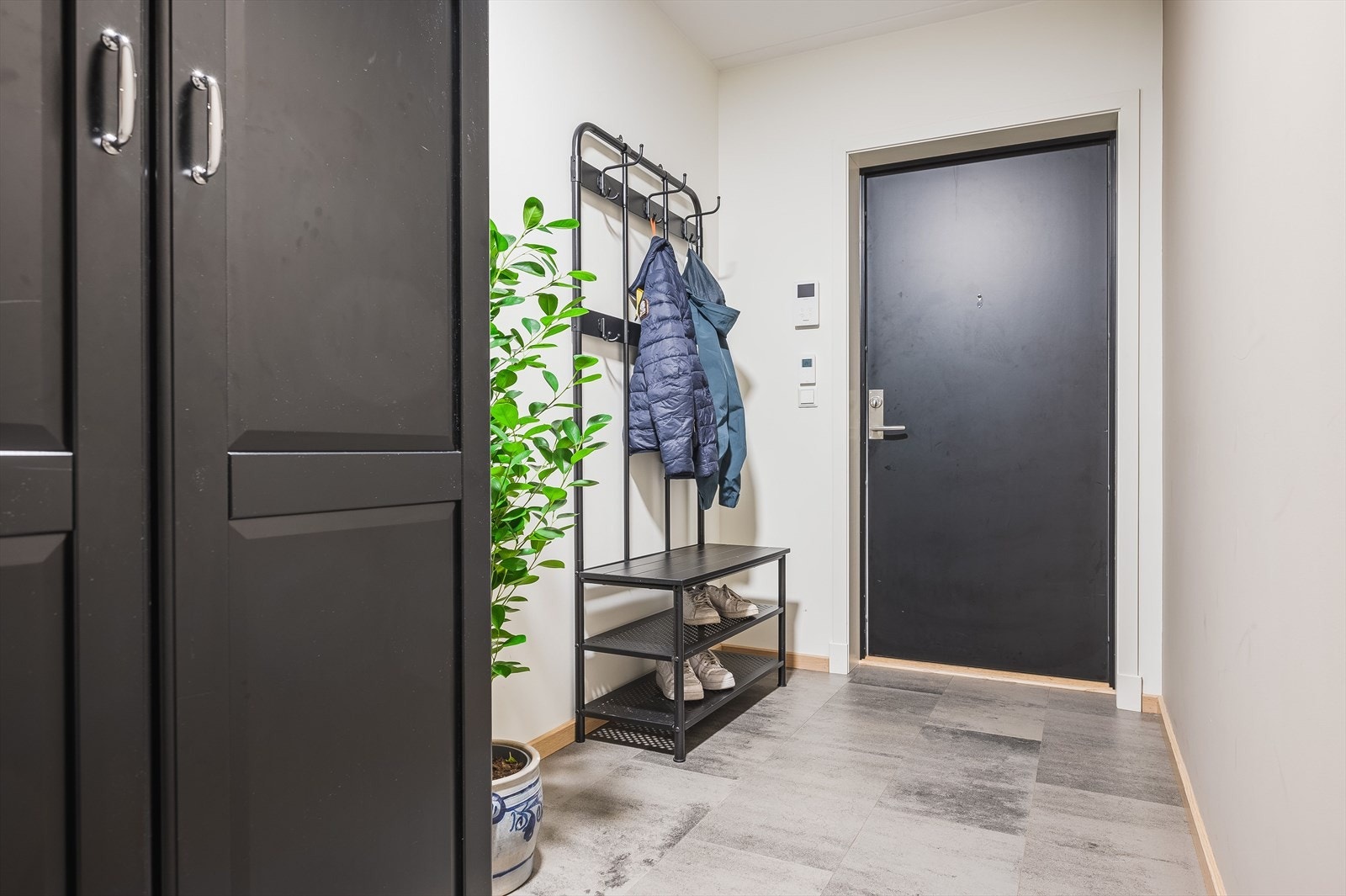 Du ønskes velkommen inn i en lys entre, med god plass til garderobeskap. Galleribilde