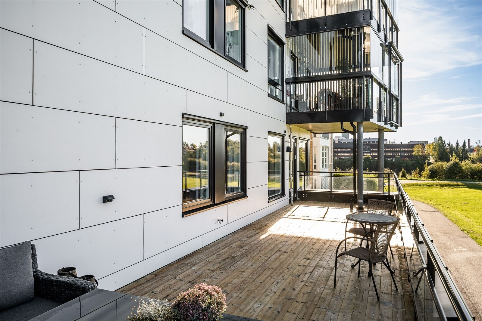 Terrassen har også en dels overbygget del fra terrassen ovenfra. Galleribilde