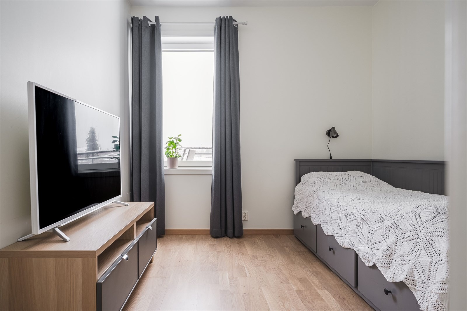 Leilighetens tredje soverom. Man kan også benytte ett av soverommene til blant annet kontor, dersom man har behov for det. Galleribilde