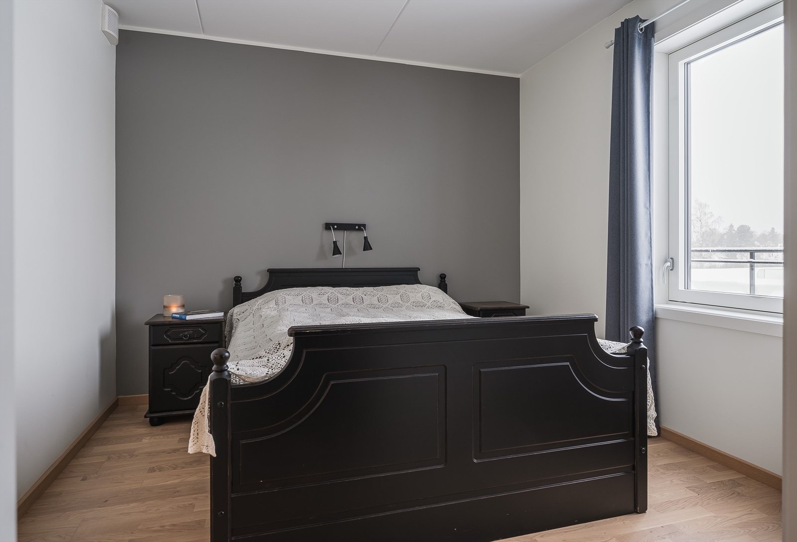 Leiligheten har til sammen tre soverom, her fra hovedsoverommet. Galleribilde