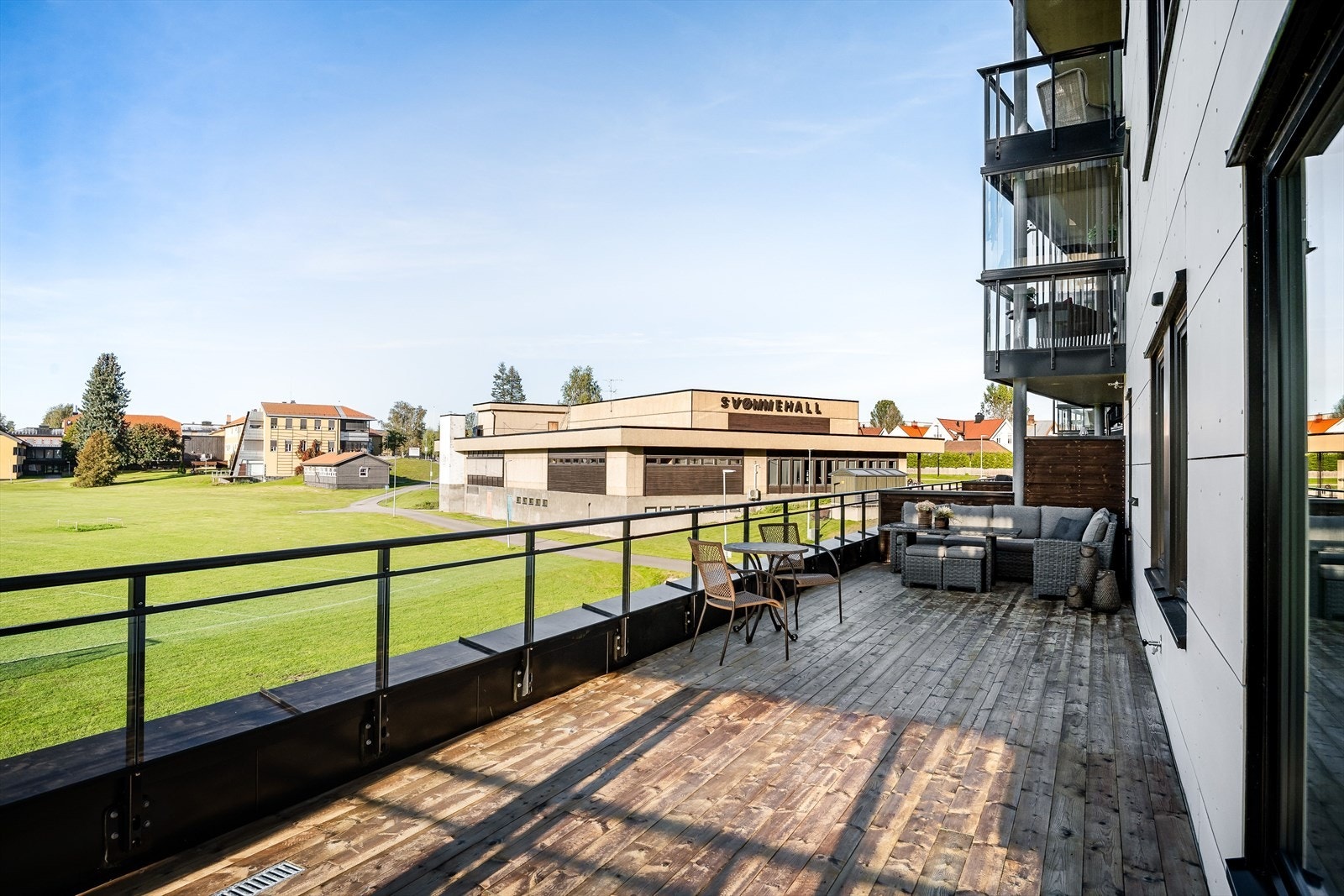 Terrassen har en stor og solrik åpen del med god plass til terrassemøblement. Galleribilde
