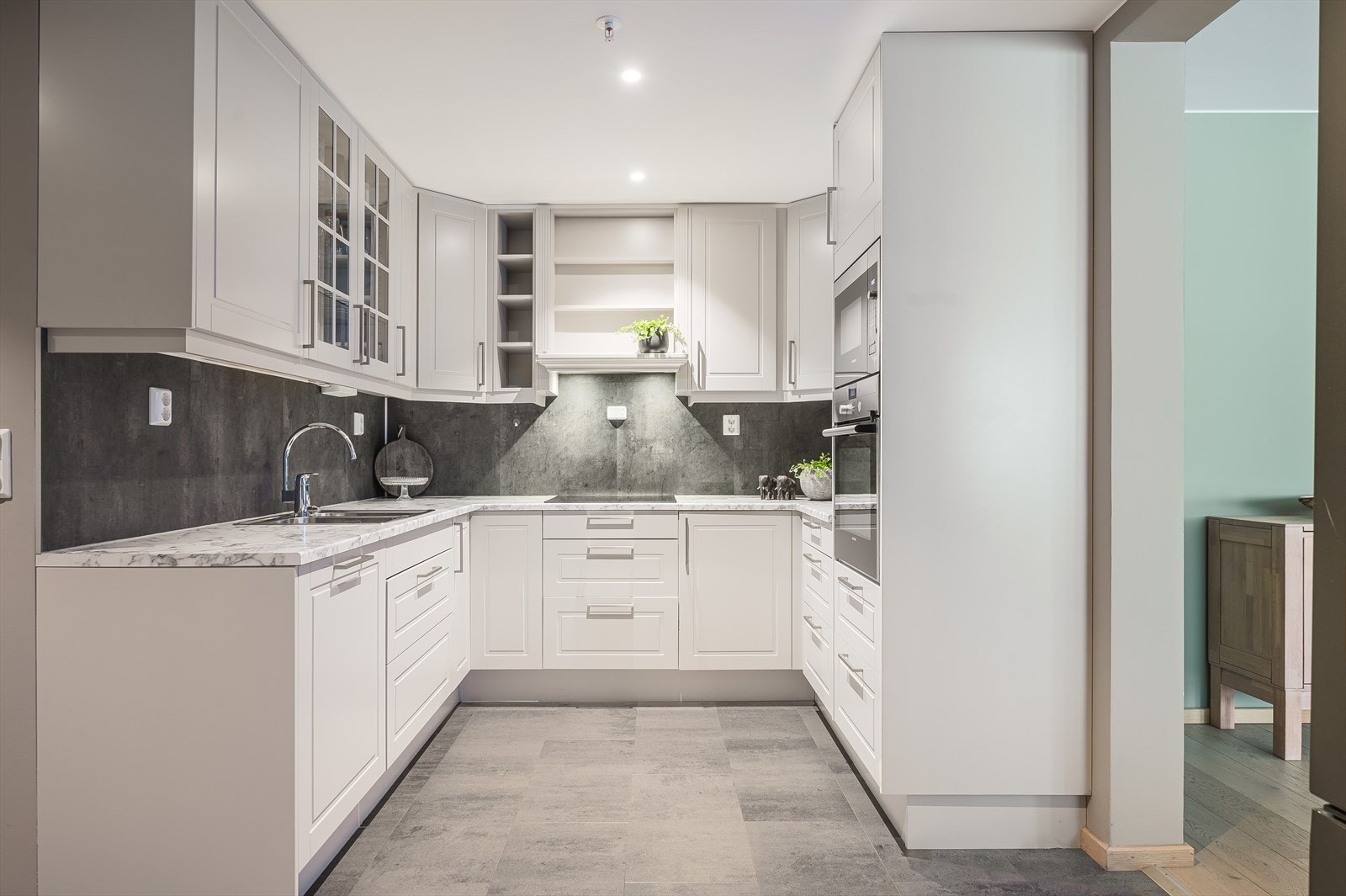 Kjøkkenet ligger i tilknytning til stuen og er fullt utstyrt med integrerte hvitevarer. Galleribilde