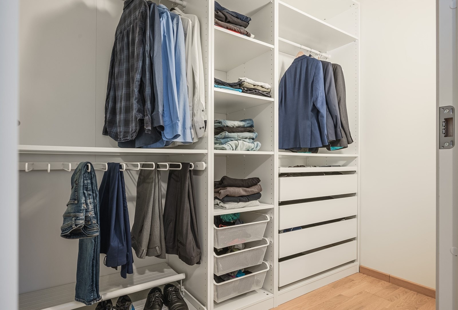 Fra hovedsoverommet er det adkomst til praktisk walk-in closet med integrert garderobesystem. Galleribilde