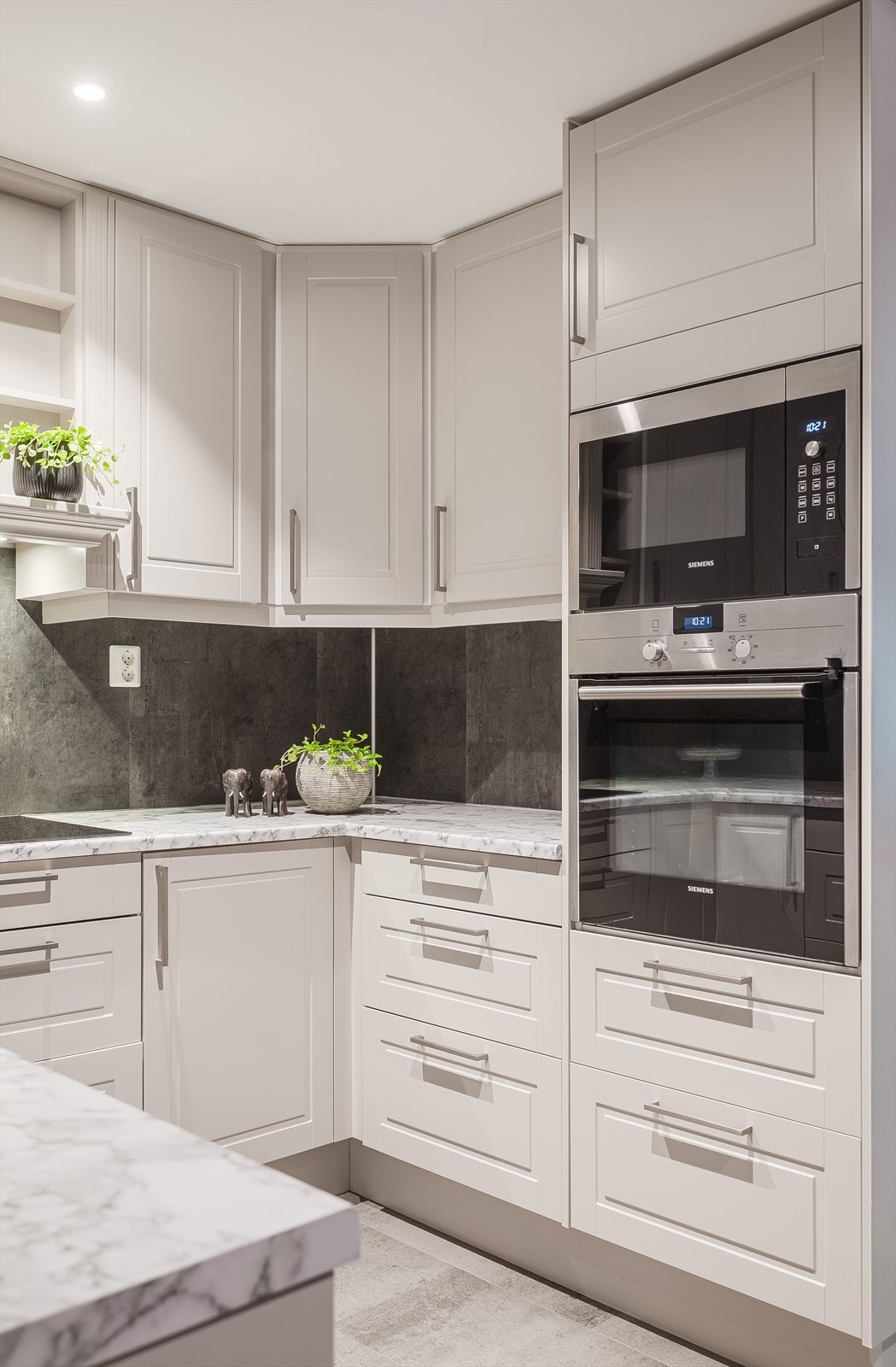 Kjøkkenet er av type Norema og har godt med skap- og benkeplass. Galleribilde