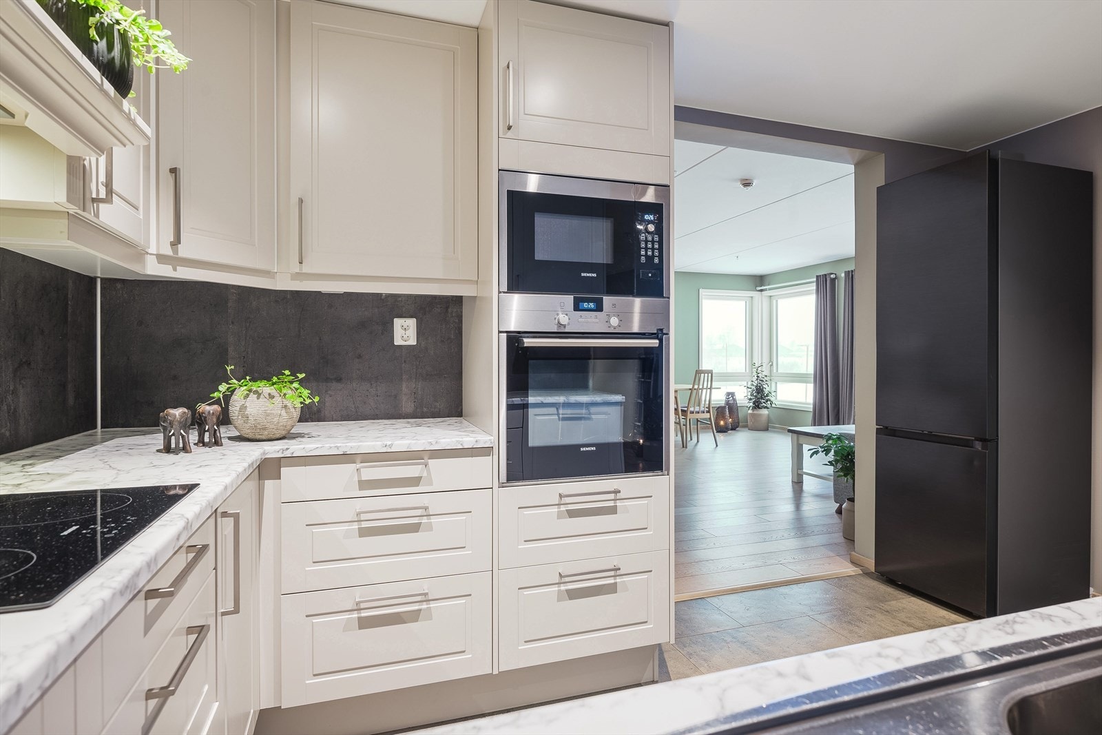 Frittstående kjøleskap på kjøkkenet. Galleribilde