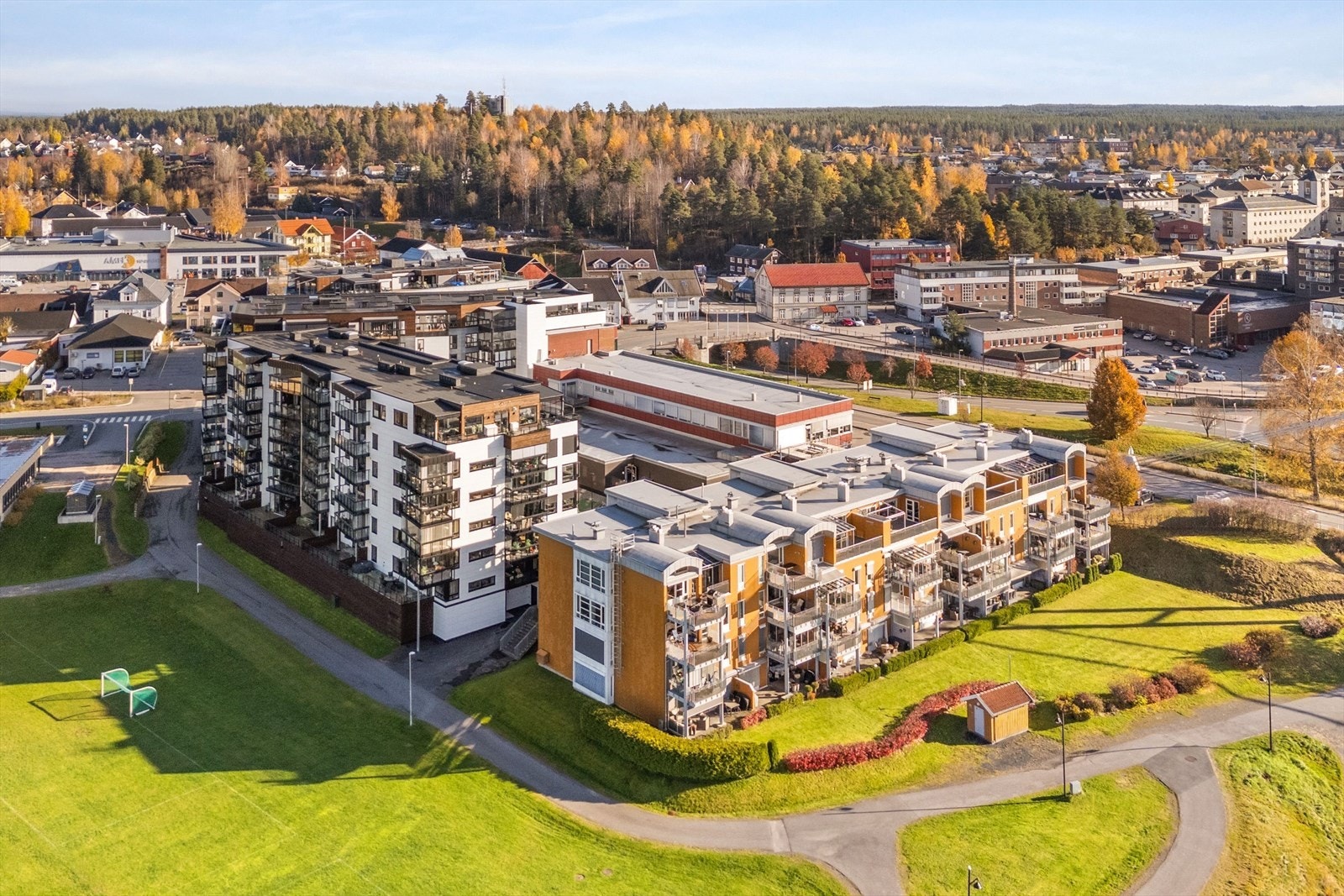 Rundt leilighetsbygget er det pent opparbeidet med plen og diverse beplantning. Kort vei til svømmehallen og Restvoldjordet. Galleribilde