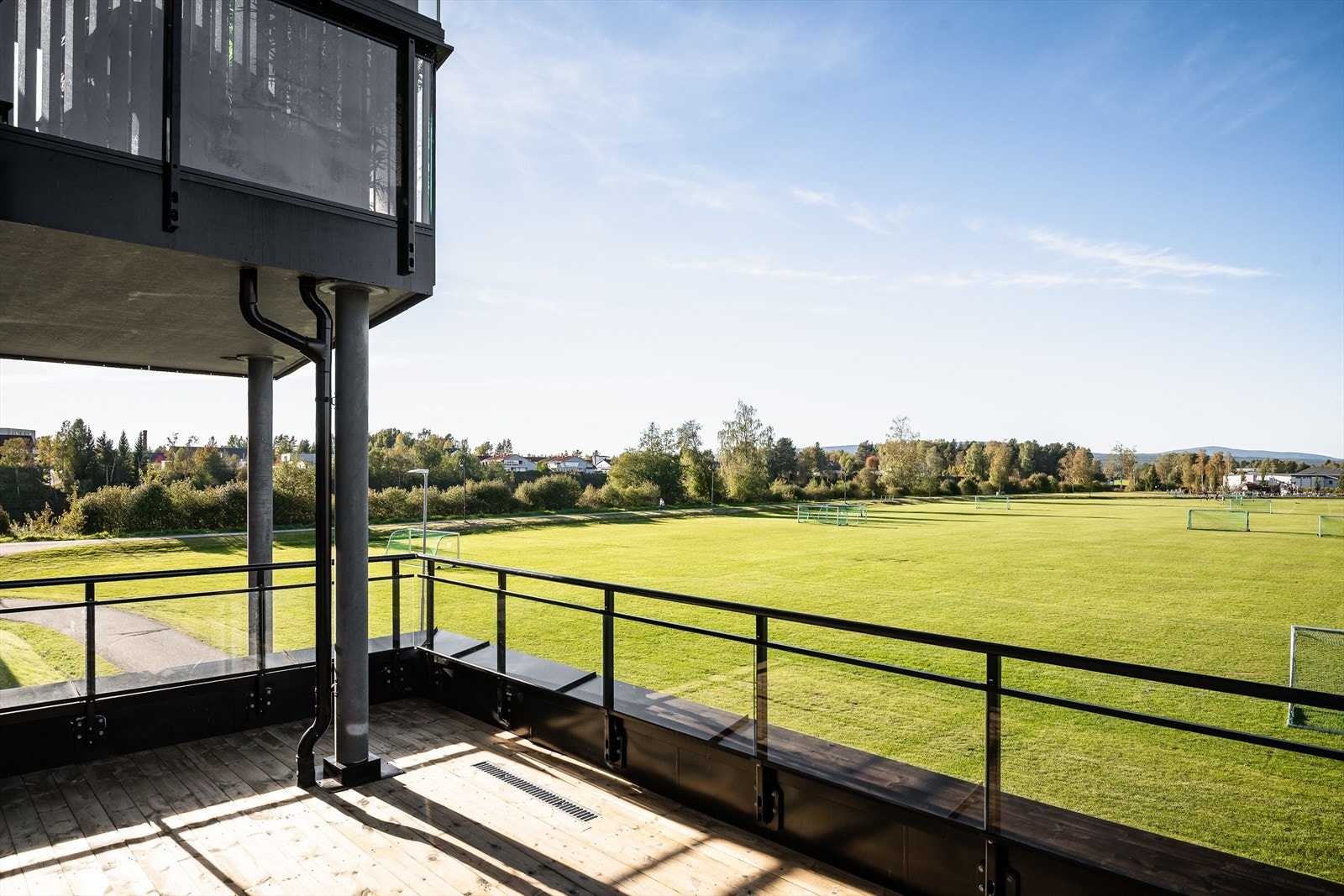 Man kan skimte Glomma fra terrassen. Galleribilde