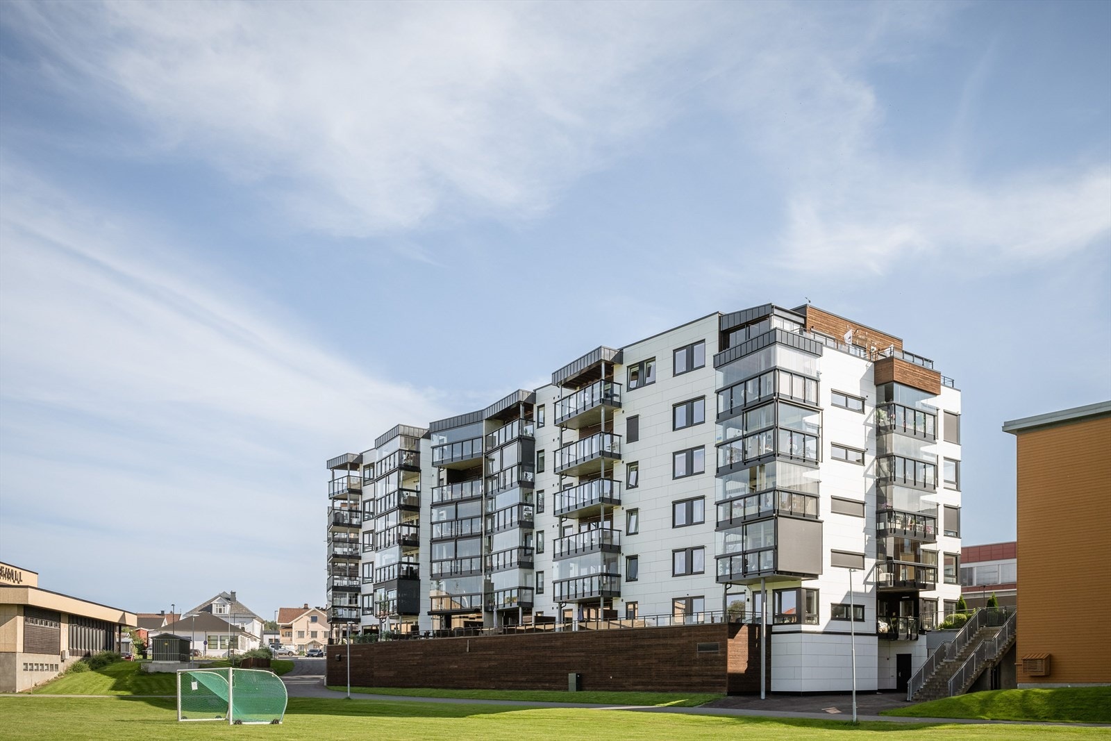 Leiligheten ligger sentralt til og har kort vei til alt. Rett nedenfor renner Glomma, og her er det også en fin tursti. Galleribilde