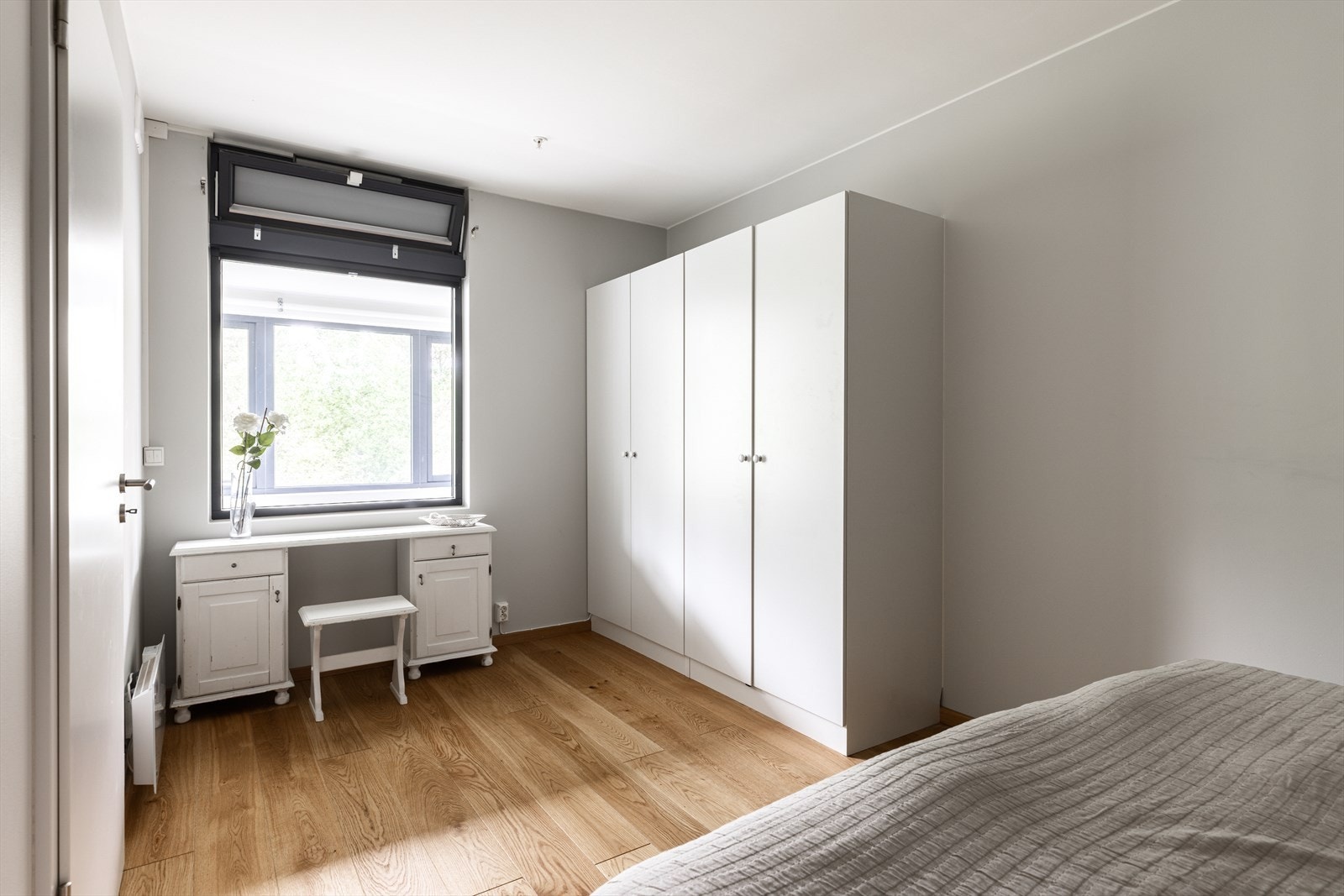 Her er det god oppbevaringsplass og mulighet for å innrede et skrivebord eller til hjemmekontor Galleribilde