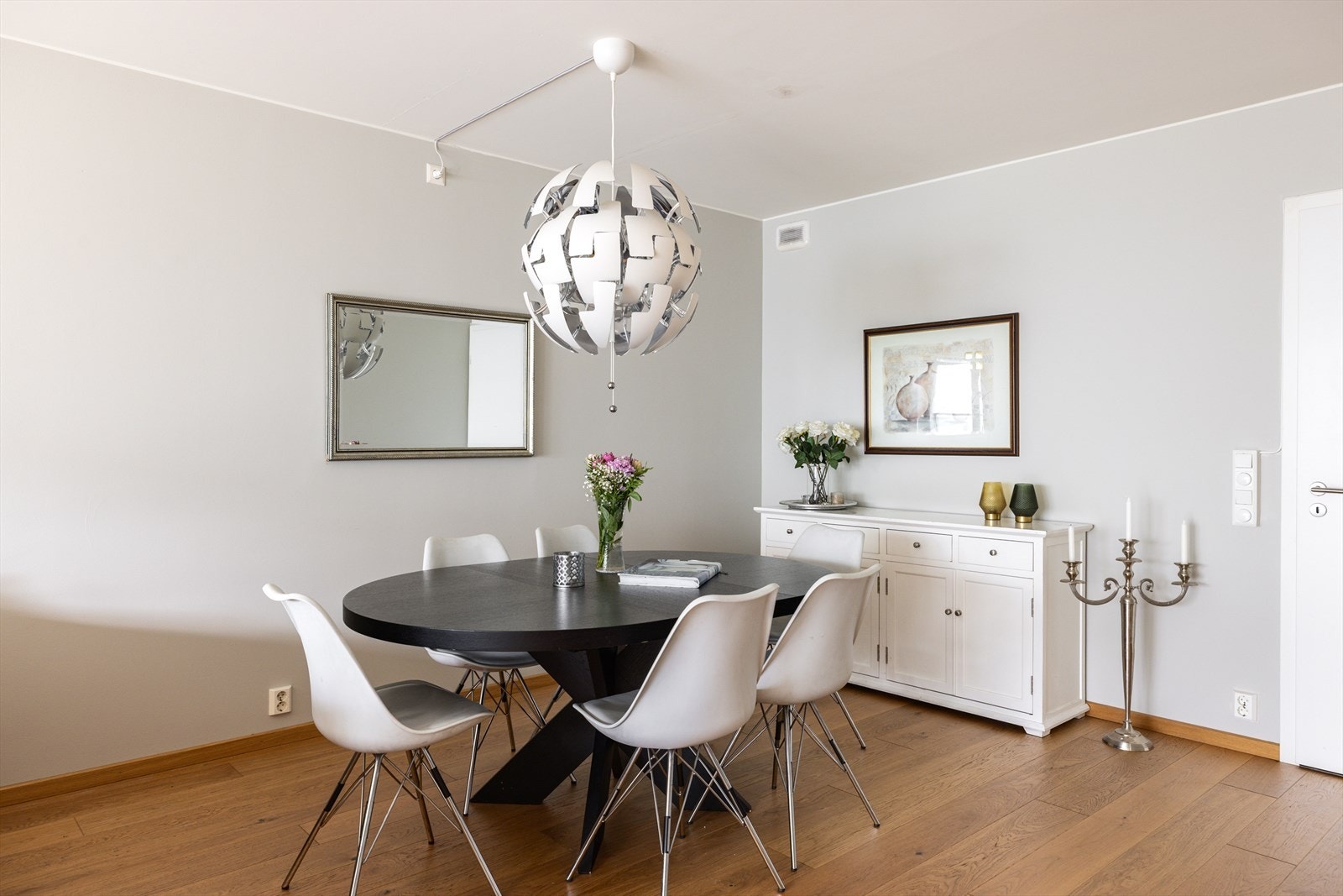 Leiligheten bærer preg av forsiktig bruk, så her kan du flytte rett inn Galleribilde